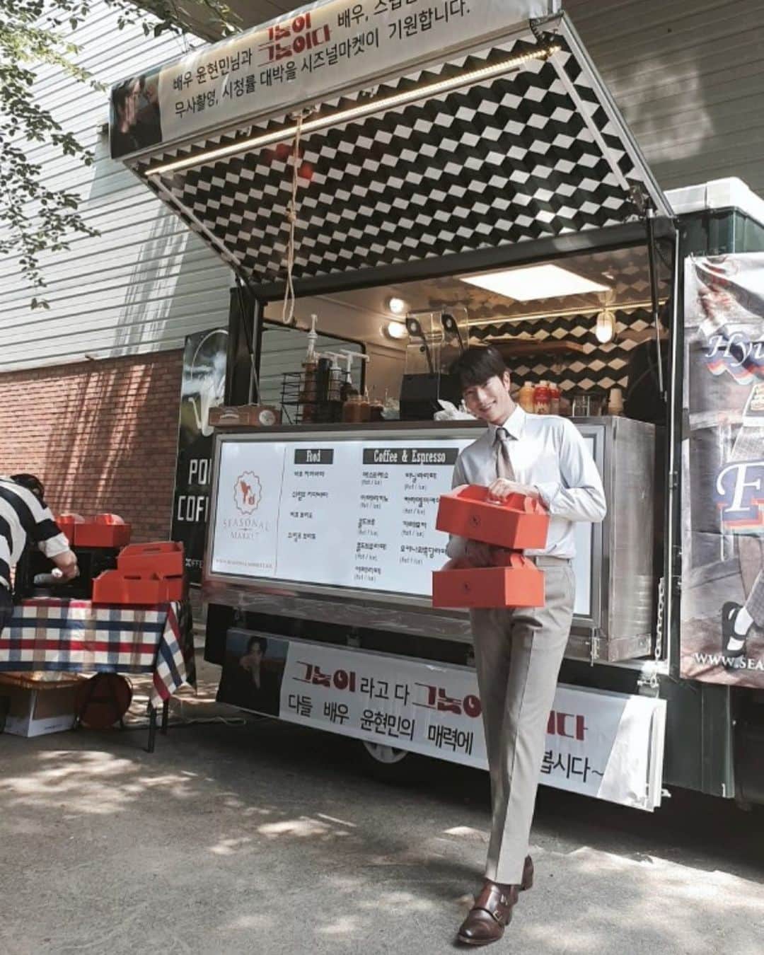 ユン・ヒョンミンのインスタグラム：「오늘 정말 더웠는데 덕분에 잘 이겨낸 하루였습니다 고마워요~^^ #그놈이그놈이다 #KBS #시즈널마켓」