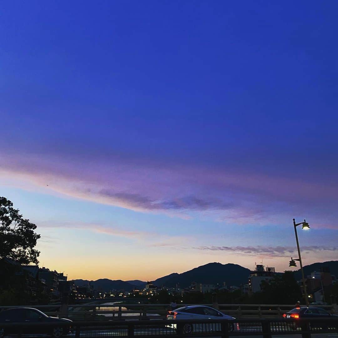 大島央照さんのインスタグラム写真 - (大島央照Instagram)「最近晴れの日の京都は空が綺麗✨✨ #sky #空 #夕暮れ #綺麗 #京都 #kyoto #写真 #photo #昨日は #蟹座新月 #金環日食 #でも昨日の空じゃないよ」6月22日 20時52分 - chiakioshima