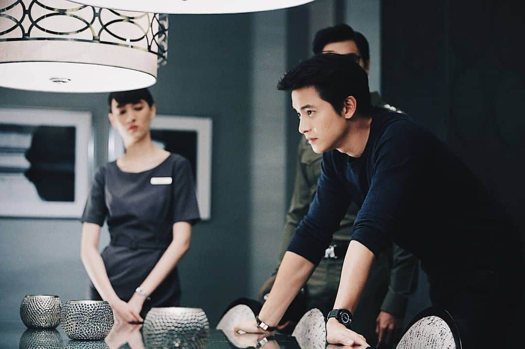 Jirayu Tangsrisukさんのインスタグラム写真 - (Jirayu TangsrisukInstagram)「มายืนรอ ความหล่อของใครกัน  วันทั้งวัน ยืนยังไงก็บอกหล่อ แสนเศร้าใจ ทำอะไรได้แต่พ้อ พ้อเพ้อเจ้อ บ้าไปแล้ว อะไรเนี่ย  #พยากรณ์ซ่อนรักep3  #แต่งยังไงก็ไม่ลง  #ใครก็ได้ช่วยสอนที  #เศร้า 😭❤️」6月22日 20時52分 - jirayu_jj