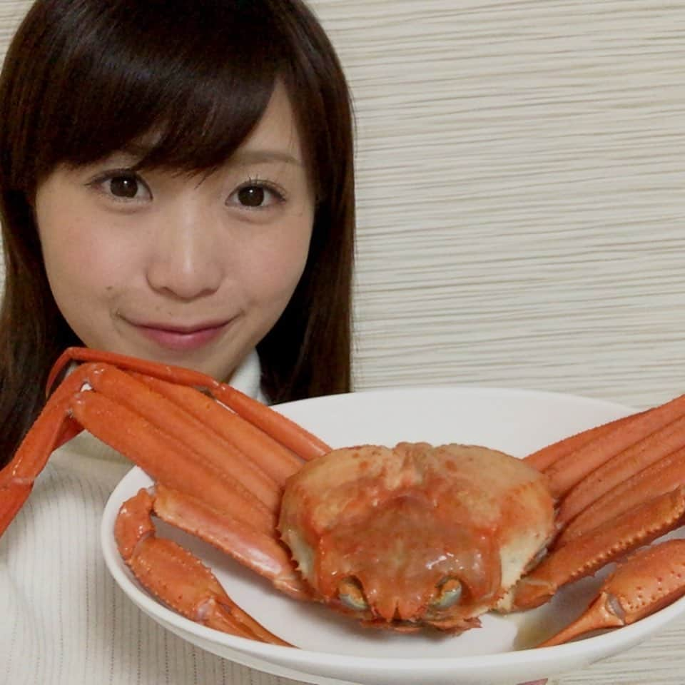 南條早紀さんのインスタグラム写真 - (南條早紀Instagram)「きょうはかにの日🦀 . 6月22日はかにの日！ ①かに座の最初の日が6月22日〜だから ②50音で「か」が6番目、「に」が22番だから …など、いろんな理由があるそうですが かにの日です🦀 . . かに、大好き❤ 手に持っているカニはベニズワイガニ！ 富山だとスーパーで1000円前後で まるまる一杯、手に入ります。 . このベニズワイガニは鮮度が命なんだけど 富山湾は漁場が近いので鮮度抜群で食べられる…！ . 新鮮な状態で食べるベニズワイガニは、 かにの王様ズワイガニを、 上回るとも言われています！ . 富山で食べると安くて、美味しいのが、 ベニズワイガニです。 2枚目は自分でさばきました😁❤️ . あああ、本当に愛してる！笑 解禁は9月なので、ぜひ県外の方！ 食べにきて欲しい❤️ . . そして、3.4枚目は、タカアシガニの 脱皮シーンです🥺 幼い頃から行っていた、 葛西臨海水族園で2018年に撮影✨ . とっておきの画像ですが、 かにの日ということで公開します。笑 . . 富山で生活していてよかったこと、 たくさんあるけど、 間違いなくトップ3に入るのが かにを食べる頻度が多くなったこと🤤 . . このカニ愛と魅力を伝えていくお仕事、 もっともっとしていきたいな…！ . . #かにの日 #カニの日 #カニ #かに #蟹 #ベニズワイガニ #富山 #富山湾 #toyama #海 #高志の紅ガニ #紅ズワイ #海と日本プロジェクト  #富山県民 #富山大好き #富山グルメ  #タカアシガニ #脱皮 #貴重な体験  #東京 #葛西臨海水族園 #水族館 #🐟 #🦀 #大好物 #おいしい #日本海 #富山テレビ #アナウンサー #南條早紀」6月22日 20時59分 - nanjo_saki