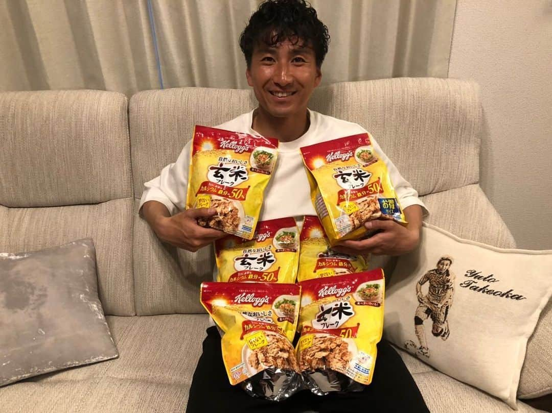 武岡優斗さんのインスタグラム写真 - (武岡優斗Instagram)「Thank you so much。  まさかのまさか… こんなにも送られてくるなんて…  驚きを隠せません。 感謝しかないです。  改めて愛されてるなーと ひしひしと感じております。  勘違いやったら すいません笑 調子乗りました笑  #renofa #renofayamaguchifc #レノファ山口 #武岡優斗 #YUTO41 #No41 #41 #玄米フレーク #驚く量届いた #送って頂いた皆様 #本当に感謝 #thankyousomuch #そして3枚目 #また誰かさんみたいに #寝てしまった #現場からは以上です🙏」6月22日 20時59分 - yuto_takeoka17