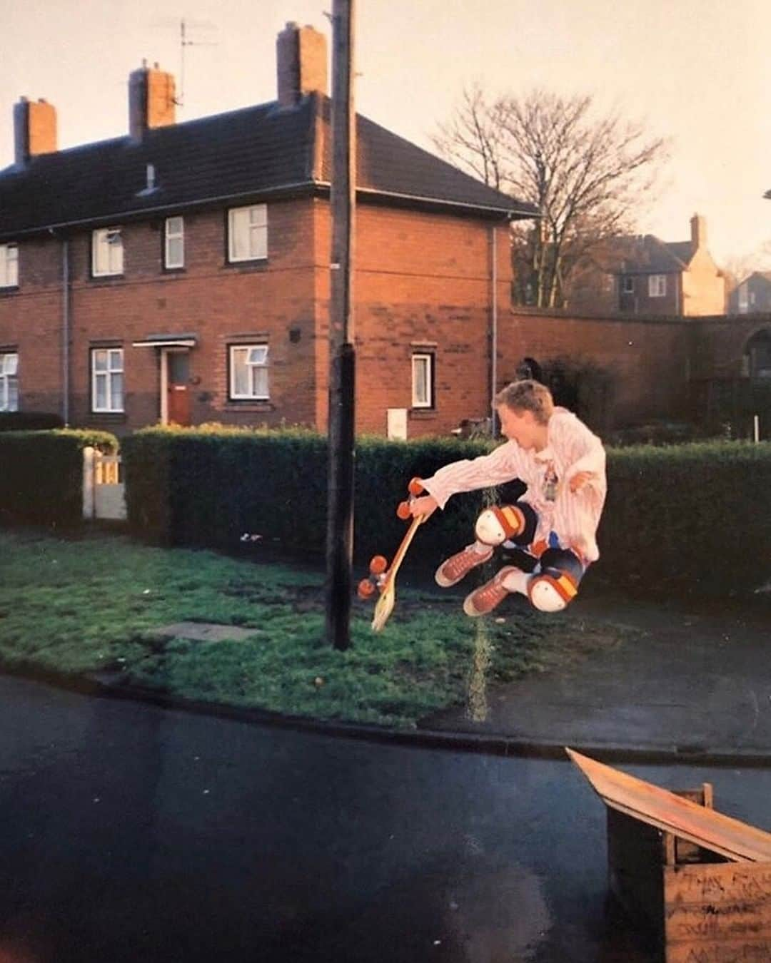 バラクータさんのインスタグラム写真 - (バラクータInstagram)「What better way to start our week off than with a run, skate and leap into the past in the form of a #BaracutaHeritage post! Have a close look and see if you can figure out where and when this photo might have be taken. What is your favourite outdoor activity to do in the city??​ #britishculture #brandheritage ​ This shot was taken in York in 1987. It's a recent submission to @thepeoples_archive by Martin Pugh. via @britishculteurearchive. ​ ​ #thepeoplesarchive #skateboard #skater #skaterboy #york #yorkshire #1980s #reallife #everydaylife  #britishculturearchive​ #heritagebrand」6月22日 21時00分 - baracuta