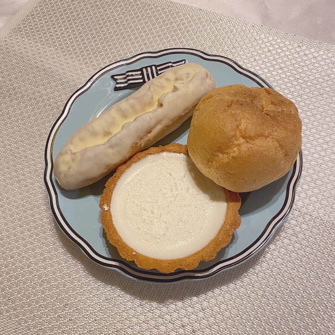 本島莉々果さんのインスタグラム写真 - (本島莉々果Instagram)「⋆⑅﻿ ⋆⑅﻿ ⋆⑅﻿ チーズクリームシュークリーム﻿ チーズクリームエクレア﻿ 贅沢レアチーズタルト﻿ ⋆⑅﻿ 🧀キリのコラボレーションスイーツ🧀﻿ ﻿ シュー生地の中にたっぷりのクリームチーズとカスタードをブレンドしたシュークリーム﻿ ﻿ エクレアの上には白いミルクチョコがかかってて、クリームチーズと相性抜群！﻿ ﻿ サクサクタルトにクリームチーズの濃厚さが最高のタルト﻿ ﻿ どれもキリのクリームチーズ感めっちゃある🙆‍♀️﻿ タルト＞シュークリーム＞エクレア﻿ キリのクリームチーズ大好き人間🙋🏻‍♀️﻿ ﻿ ⋆⑅﻿ ⋆⑅﻿ #チーズクリームシュークリーム #チーズクリームエクレア #贅沢レアチーズタルト ﻿ #キリコラボレーションスイーツ #kiri #クリームチーズ」6月22日 21時00分 - motoshimaririka