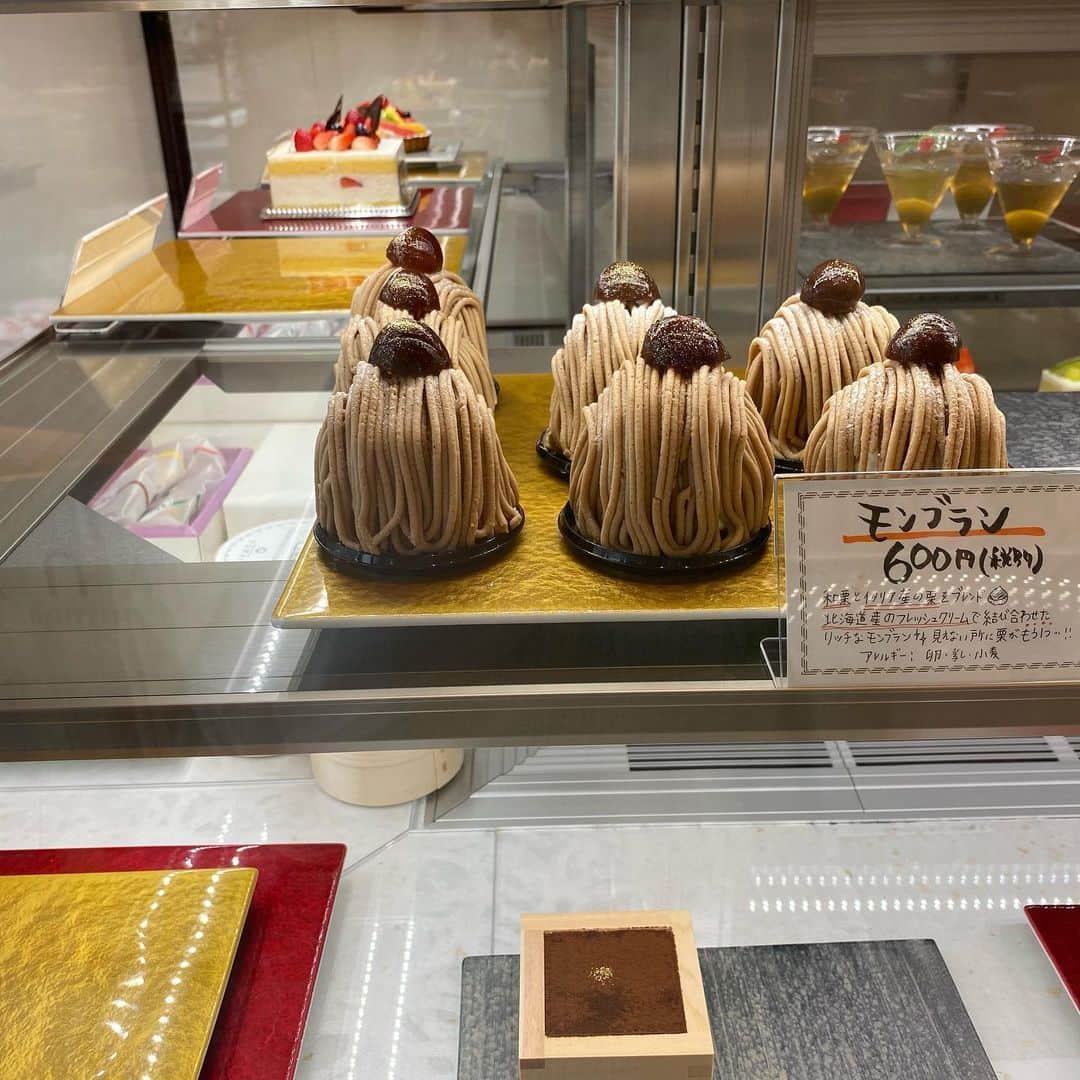 里井真由美さんのインスタグラム写真 - (里井真由美Instagram)「#chestnut #montblanc 🌰🇯🇵🇮🇹先日 名古屋にオープンしたパティスリー「YUWAI」さんのモンブランでございます〜 ・ ・ →2枚め断面) イタリア栗と和栗のブレンド。トップに栗がいて中にも大きなお栗さま〜ゴロン🌰‼️ ・ ・ 生クリームがとても滑らかで上品な舌触り。栗クリームを引き立たせてます。 ・ ・ 店名の「YUWAI」は結い、お祝い、おめでたさや感謝を込めて。から名付けられ、お菓子もギフトにピッタリなバームクーヘンやバターたっぷりね焼き菓子も。 ・ ・ 生ケーキはフレッシュな苺ショートも人気で、今はメロンが限定販売。 日本の旬果物ふんだんさも嬉しいです ・ ・ あんバターどら焼き、フィナンシェなどはバラ売りもあり、プチギフトにも喜ばれそう♡ ・ ・ スタッフさんが、可愛いくてお優しかったです。ありがとうございました♡ @yuwai_310 ・ ・  #モンブランの世界#栗#和栗#栗スイーツ#モンブラン#里井真由美#衣替えモンブラン#japan#Gâteauauxmarrons#零食#さといいね#스위트#montblanc#ありが糖運動#まゆログ#甜食#着物#kimono#kimonostyle#fromgram#Chestnutcake#밤케이크#フードジャーナリスト里井真由美#断面モンブラン#蛋糕#断面フェチ#栗子蛋糕」6月22日 21時00分 - mayumi.satoi