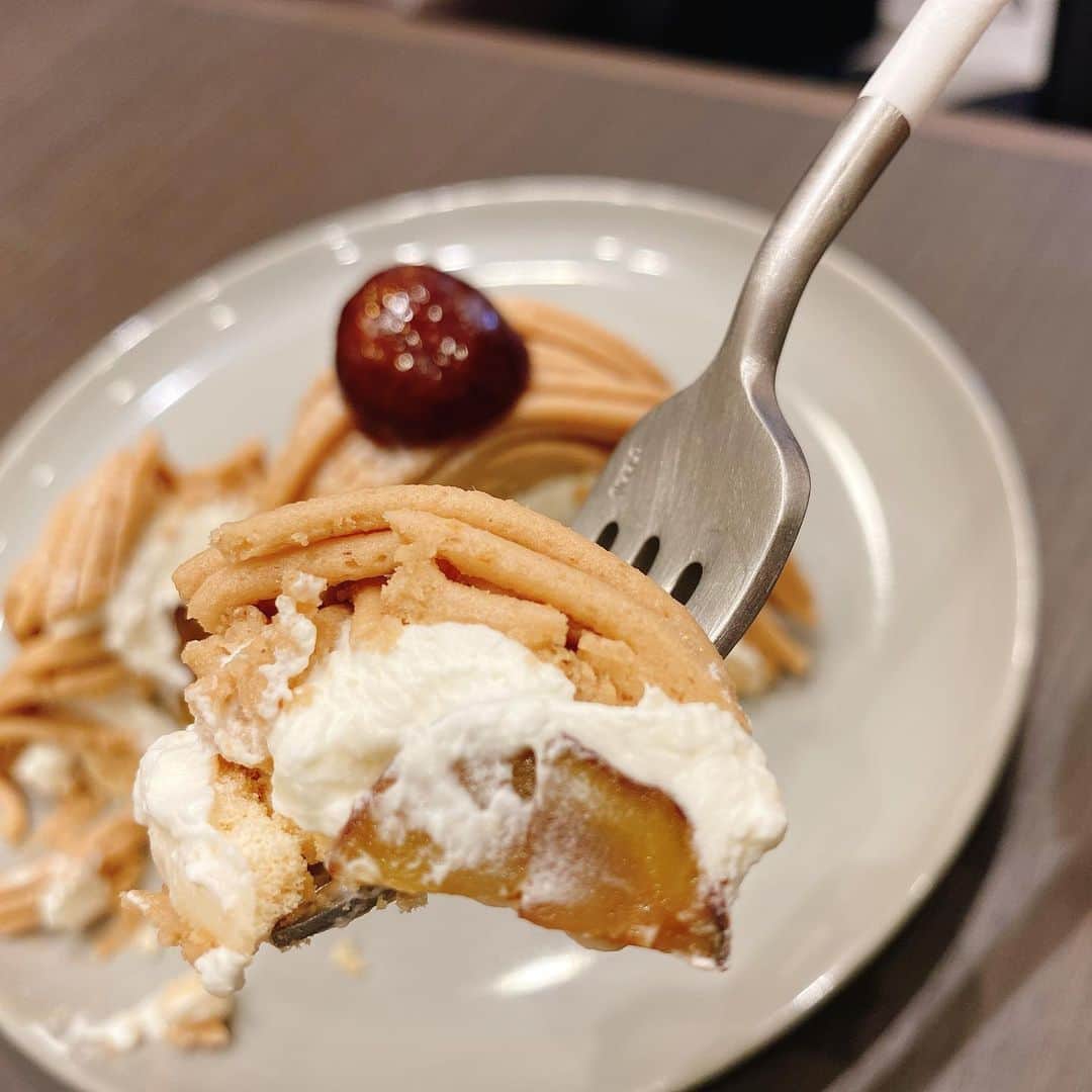里井真由美さんのインスタグラム写真 - (里井真由美Instagram)「#chestnut #montblanc 🌰🇯🇵🇮🇹先日 名古屋にオープンしたパティスリー「YUWAI」さんのモンブランでございます〜 ・ ・ →2枚め断面) イタリア栗と和栗のブレンド。トップに栗がいて中にも大きなお栗さま〜ゴロン🌰‼️ ・ ・ 生クリームがとても滑らかで上品な舌触り。栗クリームを引き立たせてます。 ・ ・ 店名の「YUWAI」は結い、お祝い、おめでたさや感謝を込めて。から名付けられ、お菓子もギフトにピッタリなバームクーヘンやバターたっぷりね焼き菓子も。 ・ ・ 生ケーキはフレッシュな苺ショートも人気で、今はメロンが限定販売。 日本の旬果物ふんだんさも嬉しいです ・ ・ あんバターどら焼き、フィナンシェなどはバラ売りもあり、プチギフトにも喜ばれそう♡ ・ ・ スタッフさんが、可愛いくてお優しかったです。ありがとうございました♡ @yuwai_310 ・ ・  #モンブランの世界#栗#和栗#栗スイーツ#モンブラン#里井真由美#衣替えモンブラン#japan#Gâteauauxmarrons#零食#さといいね#스위트#montblanc#ありが糖運動#まゆログ#甜食#着物#kimono#kimonostyle#fromgram#Chestnutcake#밤케이크#フードジャーナリスト里井真由美#断面モンブラン#蛋糕#断面フェチ#栗子蛋糕」6月22日 21時00分 - mayumi.satoi