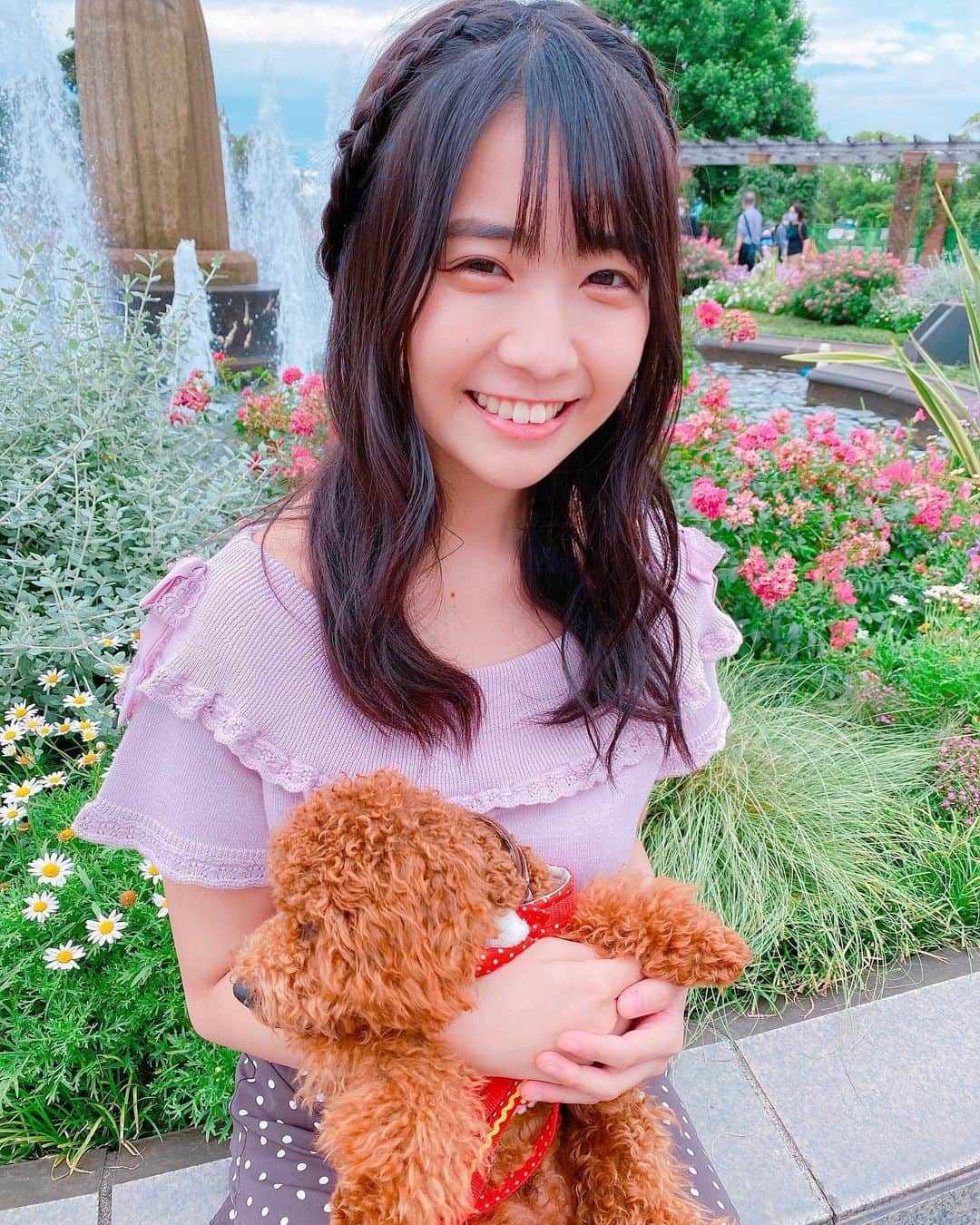 天羽希純さんのインスタグラム写真 - (天羽希純Instagram)「公園デート、したいね🥰  #私服 #夏コーデ #公園 #公園コーデ #公園デート #ヘアアレンジ #散歩 #犬のいる暮らし #お花 #お花畑 #LODISPOTTO #トイプードル」6月22日 21時02分 - amaukisumi