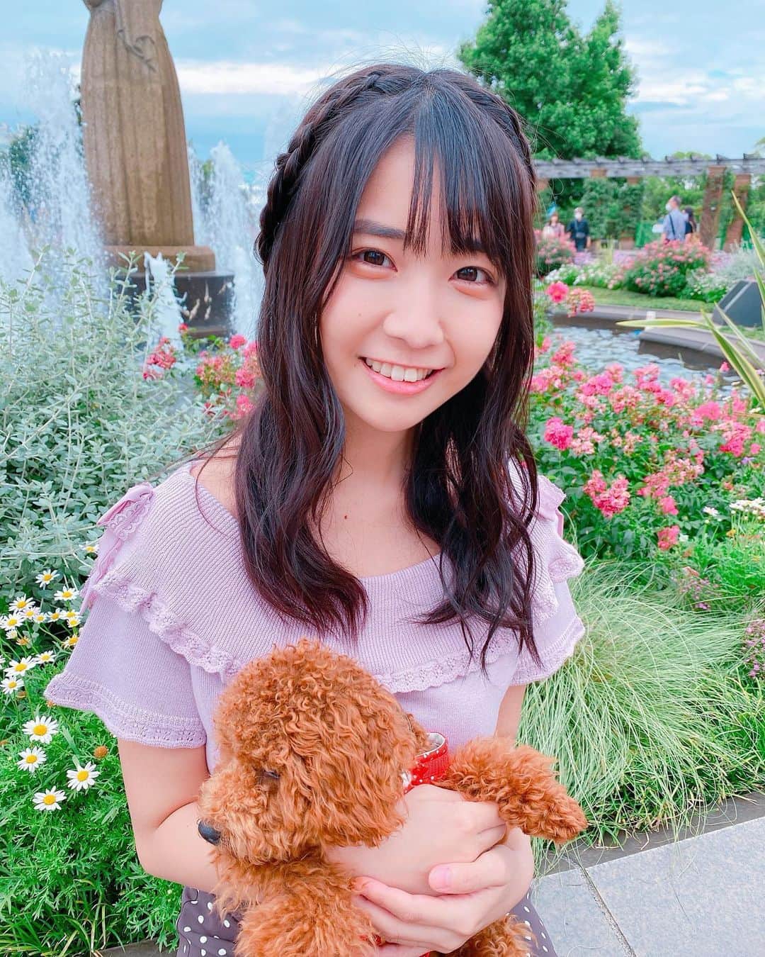 天羽希純のインスタグラム：「公園デート、したいね🥰  #私服 #夏コーデ #公園 #公園コーデ #公園デート #ヘアアレンジ #散歩 #犬のいる暮らし #お花 #お花畑 #LODISPOTTO #トイプードル」