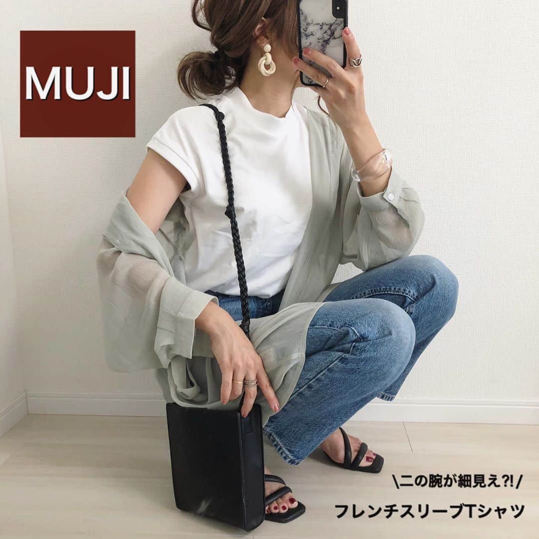 Miyoのインスタグラム：「2020.6.22 ・ 話題になっている無印良品 #フレンチスリーブTシャツ ♡ 肩から腕の付け根まで隠れるので、二の腕が少し細く見える気がします🙊🤍 色違いも欲しいなぁ…❤︎ 165cm Mサイズを着ています👌🏻 ・ フレンチスリーブTシャツ…#無印#無印良品#MUJI シアーロングシャツ… @lavishgate ハイウエストストレートジーンズ …#GU サンダル…#ジーユー バッグ… @editsheen_store ・ ・ @gyugyugyu_lme を産後から履き始めて約3ヵ月♡ 初めはMサイズを履くのに苦労したけど、今ではスルッと履けるように‼︎🙌🏻 Sサイズでもいけるかも…❤︎ 産後のたるんだ皮によるぽっこりお腹をおさえるのにも役立ってます🙈 ・ ・ ・ #無印コーデ#無印購入品#GUコーデ#夏コーデ#骨盤ショーツ#ギュギュギュ#シアーシャツ#ヘアアレンジ#お団子#今日のコーデ#ママコーデ#ママファッション#プチプラコーデ#プチプラファッション#デニムコーデ#着回しコーデ#シンプルコーデ#カジュアルコーデ#スカートコーデ#30代コーデ#大人カジュアル#大人可愛い#きれいめコーデ#お洒落さんと繋がりたい」