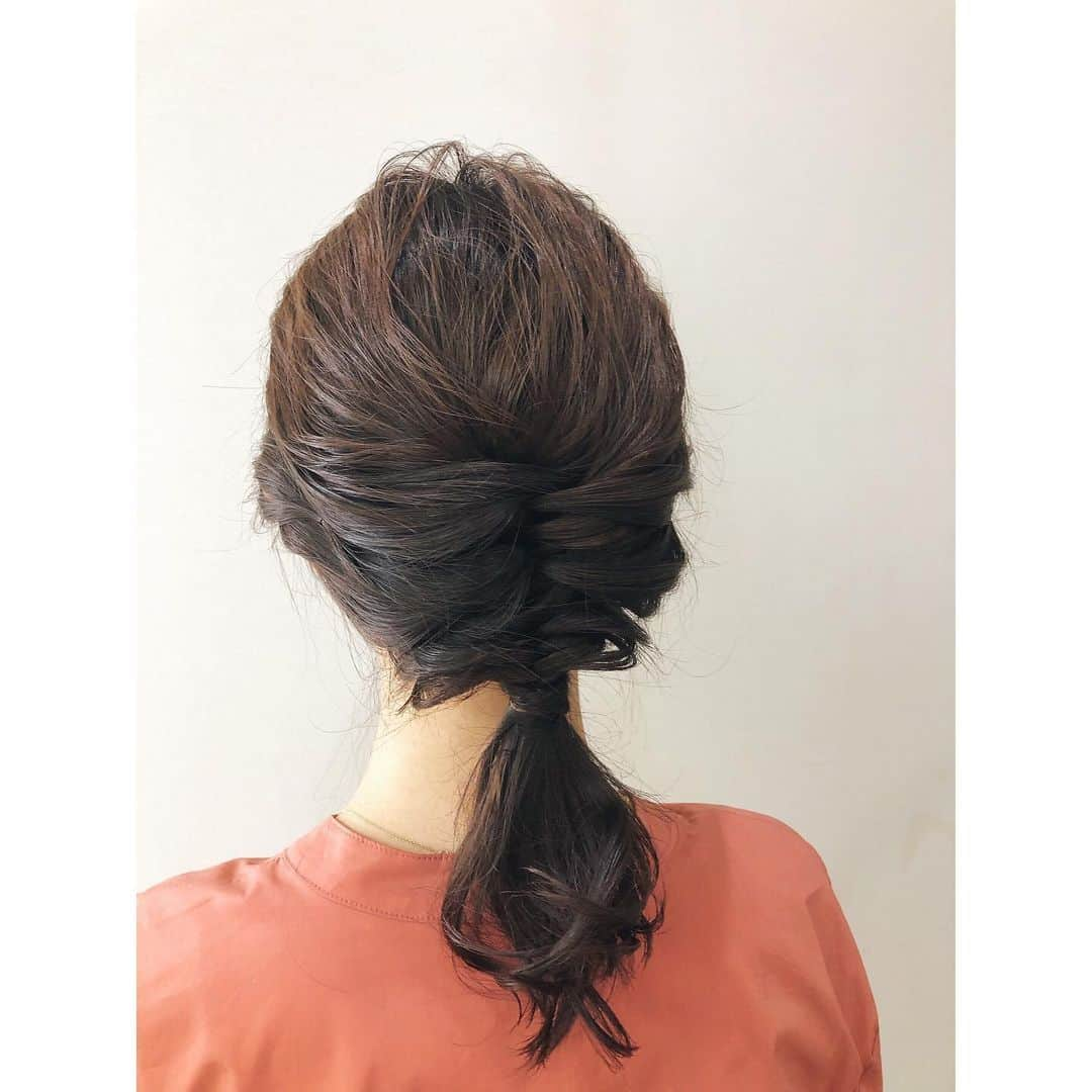 永井友梨のインスタグラム：「いつかのヘアセット💇‍♀️ UMKスーパーニュースでは No.8さんにご協力頂いています。 このアレンジは高妻さん(@kimikokkoko ) この編み下ろし風のスタイルが大のお気に入りです🥰 いつもありがとうございます！ 暑くなってきて、自分でもまとめ髪のアレンジを増やしたいこの頃です🤔  #ヘアセット #ミディアムアレンジ #umkスーパーニュース」