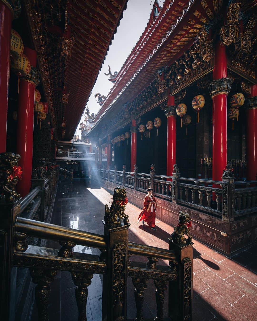 R̸K̸のインスタグラム：「The morning light was stealing through the eaves of the temple, remarkably serene. The spiritual practitioner walked lightly, it provided her with peace of mind and energy. #hellofrom Taiwan ・ ・ ・ ・ #beautifuldestinations #earthfocus #earthoffcial  #thegreatplanet #discoverearth  #awesome_earthpix #roamtheplanet #ourplanetdaily #lifeofadventure #theweekoninstagram  #theglobewanderer #visualambassadors #stayandwander #welivetoexplore #IamATraveler #wonderful_places #tlpics #voyaged #sonyalpha #bealpha #moodygrams #artofvisuals  #streets_vision #complexphotos #HYPEBEAST #hbouthere #hsinthefield #lonelyplanet #luxuryworldtraveler @sonyalpha @hypebeast @highsnobiety @lightroom @soul.planet @earthfever @9gag @500px」