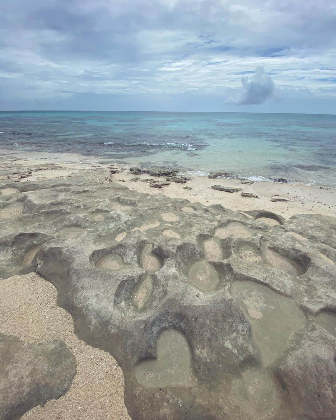 川平聖さんのインスタグラム写真 - (川平聖Instagram)「ハート型の石？岩？みつけたー！💛 ・ ・ #たまたま見つけた #ハート型 #海 #石 #岩 #地面とツーショットは #難しく。。 #できなかった #ひじリゾート」6月22日 21時08分 - hijiri__hkt48