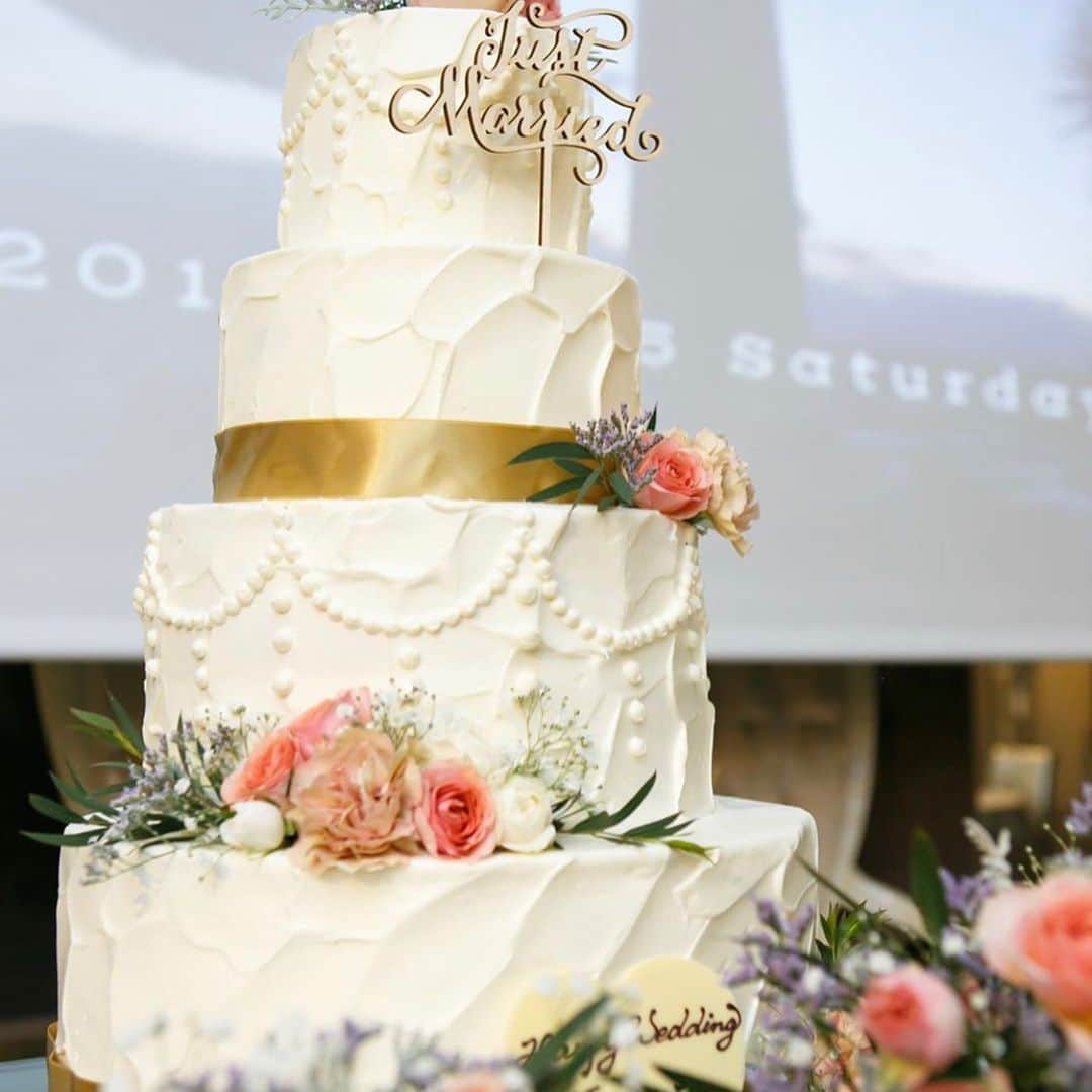 ベストブライダル公式さんのインスタグラム写真 - (ベストブライダル公式Instagram)「@bestbridal.jp 💒 ベストブライダルの花嫁さんは #ベストブライダル花嫁 #BB花嫁 にお写真を投稿してください♩ . . 思わず保存したくなる🌟 ベストブライダルのケーキ5選🎂 . 結婚式を華やかに彩ってくれる #ウェディングケーキ 💞 大切な役目だからこそ、ケーキのデザインは誰もが一度は迷う道...❗️ . ということで、今回はテーマ決めの参考になるBBの人気ケーキをご紹介したいと思います✨ . 1枚目のお写真は #美女と野獣 🌹モチーフの バラを大胆に活用したウェディングケーキ🎂 . 鏡に巻かれている黄色のリボンなど 細部にまでこだわりを感じます💕 . その他のお写真も素敵なものばかりなので ぜひチェックしてみてくださいね👀🎵 . . ＼ウェディングフォト募集中❤️／ . 当アカウントでリグラムOKなベストブライダルの卒花嫁orプレ花嫁の皆様は、 #ベストブライダル花嫁 もしくは  #BB花嫁 のハッシュタグをつけて投稿をお願いします💕 . . ※BB花嫁に投稿があったお写真をリグラムする際は個別にご連絡は行っておりません🙇予めご了承ください＊* . . ＝＝＝＝＝＝＝＝＝＝＝＝ 💒ベストブライダルとは？ ＝＝＝＝＝＝＝＝＝＝＝＝ . ＊アートグレイス ＊セントグレース ＊アプローズスクエア ＊ストリングス ＊アフロディテ . など、全国（東京、横浜、浦安、千葉、仙台、名古屋、大阪、京都）でゲストハウスを運営し、多くのお客様の人生の節目となるウエディングを手がけています💕 . また、多くのお客様にお帰りいただけるレストラン、ホテルもご用意しています🍴 . . 💒【各会場のアカウントについて】 私たちの会場は @bestbridal.jp のフォロ一覧からご覧頂けます✨ . 💐【ブライダルフェアの予約について】 各会場のアカウントのプロフィールURL🔗にある会場HPからご予約いただけます✨ . . ＝＝＝＝＝＝＝＝＝＝＝＝ 💗たくさんの、LOVEを届けよう ＝＝＝＝＝＝＝＝＝＝＝＝ . #たくlove 私たちのブランドスローガンは「たくさんの、LOVEを届けよう」💕 . お客様との出会いは、一生における祝福の瞬間を祝う、始まりです。 . 私たちはお客様との出会いを大切に、おふたりの人生を祝福し続ける存在でありたいと考えています🕊 . ベストブライダルは、世の中で1番、たくさんのLOVEが届く瞬間をお祝いする企業を目指します♡ . . . #結婚式 #花嫁 #プレ花嫁 #卒花嫁 #結婚式準備 #ウェディング #ウエディング #ベストブライダル #日本中のプレ花嫁さんと繋がりたい  #婚約指輪 #婚約 #プロポーズ #結婚式場 #結婚式レポ  #2019春婚 #2019秋婚 #2019夏婚 #2020春婚 #ブライダルフェア #ウェディングフォト #プレ花嫁準備  #たくさんのloveを届けよう」6月22日 21時09分 - bestbridal.jp