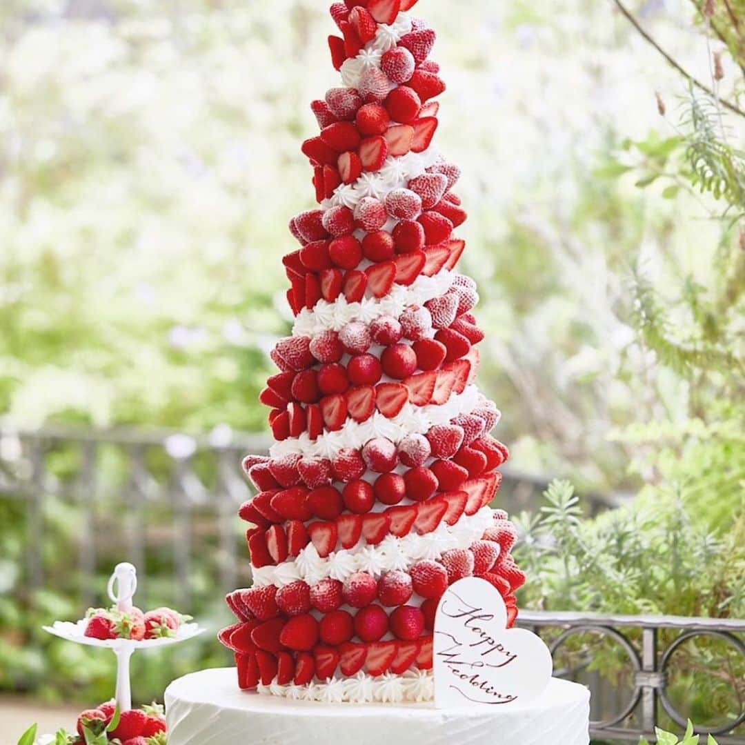 ベストブライダル公式さんのインスタグラム写真 - (ベストブライダル公式Instagram)「@bestbridal.jp 💒 ベストブライダルの花嫁さんは #ベストブライダル花嫁 #BB花嫁 にお写真を投稿してください♩ . . 思わず保存したくなる🌟 ベストブライダルのケーキ5選🎂 . 結婚式を華やかに彩ってくれる #ウェディングケーキ 💞 大切な役目だからこそ、ケーキのデザインは誰もが一度は迷う道...❗️ . ということで、今回はテーマ決めの参考になるBBの人気ケーキをご紹介したいと思います✨ . 1枚目のお写真は #美女と野獣 🌹モチーフの バラを大胆に活用したウェディングケーキ🎂 . 鏡に巻かれている黄色のリボンなど 細部にまでこだわりを感じます💕 . その他のお写真も素敵なものばかりなので ぜひチェックしてみてくださいね👀🎵 . . ＼ウェディングフォト募集中❤️／ . 当アカウントでリグラムOKなベストブライダルの卒花嫁orプレ花嫁の皆様は、 #ベストブライダル花嫁 もしくは  #BB花嫁 のハッシュタグをつけて投稿をお願いします💕 . . ※BB花嫁に投稿があったお写真をリグラムする際は個別にご連絡は行っておりません🙇予めご了承ください＊* . . ＝＝＝＝＝＝＝＝＝＝＝＝ 💒ベストブライダルとは？ ＝＝＝＝＝＝＝＝＝＝＝＝ . ＊アートグレイス ＊セントグレース ＊アプローズスクエア ＊ストリングス ＊アフロディテ . など、全国（東京、横浜、浦安、千葉、仙台、名古屋、大阪、京都）でゲストハウスを運営し、多くのお客様の人生の節目となるウエディングを手がけています💕 . また、多くのお客様にお帰りいただけるレストラン、ホテルもご用意しています🍴 . . 💒【各会場のアカウントについて】 私たちの会場は @bestbridal.jp のフォロ一覧からご覧頂けます✨ . 💐【ブライダルフェアの予約について】 各会場のアカウントのプロフィールURL🔗にある会場HPからご予約いただけます✨ . . ＝＝＝＝＝＝＝＝＝＝＝＝ 💗たくさんの、LOVEを届けよう ＝＝＝＝＝＝＝＝＝＝＝＝ . #たくlove 私たちのブランドスローガンは「たくさんの、LOVEを届けよう」💕 . お客様との出会いは、一生における祝福の瞬間を祝う、始まりです。 . 私たちはお客様との出会いを大切に、おふたりの人生を祝福し続ける存在でありたいと考えています🕊 . ベストブライダルは、世の中で1番、たくさんのLOVEが届く瞬間をお祝いする企業を目指します♡ . . . #結婚式 #花嫁 #プレ花嫁 #卒花嫁 #結婚式準備 #ウェディング #ウエディング #ベストブライダル #日本中のプレ花嫁さんと繋がりたい  #婚約指輪 #婚約 #プロポーズ #結婚式場 #結婚式レポ  #2019春婚 #2019秋婚 #2019夏婚 #2020春婚 #ブライダルフェア #ウェディングフォト #プレ花嫁準備  #たくさんのloveを届けよう」6月22日 21時09分 - bestbridal.jp