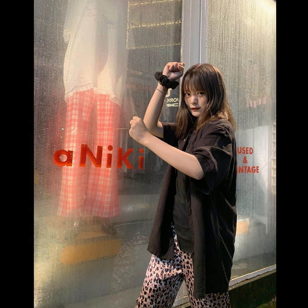 木村なつみさんのインスタグラム写真 - (木村なつみInstagram)「雨に打たれながらの元気ポーズ よく行く古着屋さんにて🖱 買ったものは最近のものまとめて動画撮ろうかなぁ？」6月22日 21時10分 - natsumi__kimura