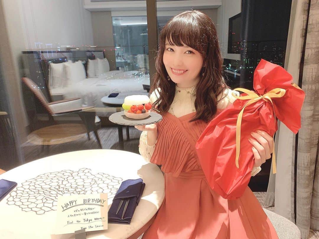 浅井麻里さんのインスタグラム写真 - (浅井麻里Instagram)「🎉🎂﻿ ﻿ mesm tokyo(@mesmtokyo)に宿泊した時に、﻿ るなちゃん(@runakumaa)がサプライズで﻿ わたしの誕生日をお祝いしてくれたー！💕🎂﻿ ﻿ ディナー後にお部屋に戻ったら、﻿ Happy Birthdayのメッセージカードと﻿ フルーツの盛り合わせが…❤️🎉﻿ プレゼントももらって、サプライズに感激✨🥺﻿ (動画はストーリーのハイライトへ🎬)﻿ ﻿ 6/25の誕生日を、﻿ 今年一番最初にお祝いしてくれた💓😘﻿ 夜景が綺麗な素敵なホテルのお部屋で✨幸せ✨﻿ ありがとう💓﻿ ホテルスタッフの皆様にも感謝です✨🙏﻿ ﻿ ﻿ ディナーも最高でした❤️🍽﻿ 〝五感〟を刺激するこだわりのメニューで、﻿ とっっても美味しいのはもちろん﻿ 視覚、聴覚、触覚、味覚、嗅覚、全部で楽しめる﻿ 斬新で大満足なディナーでした✨😋﻿ ﻿ お料理は最後に動画にまとめてみた🎵﻿ (メインのお肉料理を一枚目にしてます🍖)﻿ ﻿ ﻿ #ホテル#高級ホテル#竹芝#ラグジュアリーホテル#旅行#誕生日#誕生日サプライズ#東京ホテル#mesmtokyo#hotel」6月22日 21時11分 - mari_asai_625