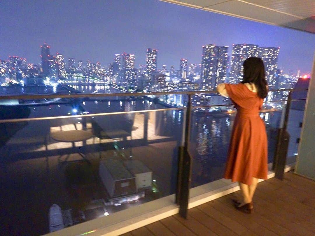 浅井麻里さんのインスタグラム写真 - (浅井麻里Instagram)「🎉🎂﻿ ﻿ mesm tokyo(@mesmtokyo)に宿泊した時に、﻿ るなちゃん(@runakumaa)がサプライズで﻿ わたしの誕生日をお祝いしてくれたー！💕🎂﻿ ﻿ ディナー後にお部屋に戻ったら、﻿ Happy Birthdayのメッセージカードと﻿ フルーツの盛り合わせが…❤️🎉﻿ プレゼントももらって、サプライズに感激✨🥺﻿ (動画はストーリーのハイライトへ🎬)﻿ ﻿ 6/25の誕生日を、﻿ 今年一番最初にお祝いしてくれた💓😘﻿ 夜景が綺麗な素敵なホテルのお部屋で✨幸せ✨﻿ ありがとう💓﻿ ホテルスタッフの皆様にも感謝です✨🙏﻿ ﻿ ﻿ ディナーも最高でした❤️🍽﻿ 〝五感〟を刺激するこだわりのメニューで、﻿ とっっても美味しいのはもちろん﻿ 視覚、聴覚、触覚、味覚、嗅覚、全部で楽しめる﻿ 斬新で大満足なディナーでした✨😋﻿ ﻿ お料理は最後に動画にまとめてみた🎵﻿ (メインのお肉料理を一枚目にしてます🍖)﻿ ﻿ ﻿ #ホテル#高級ホテル#竹芝#ラグジュアリーホテル#旅行#誕生日#誕生日サプライズ#東京ホテル#mesmtokyo#hotel」6月22日 21時11分 - mari_asai_625