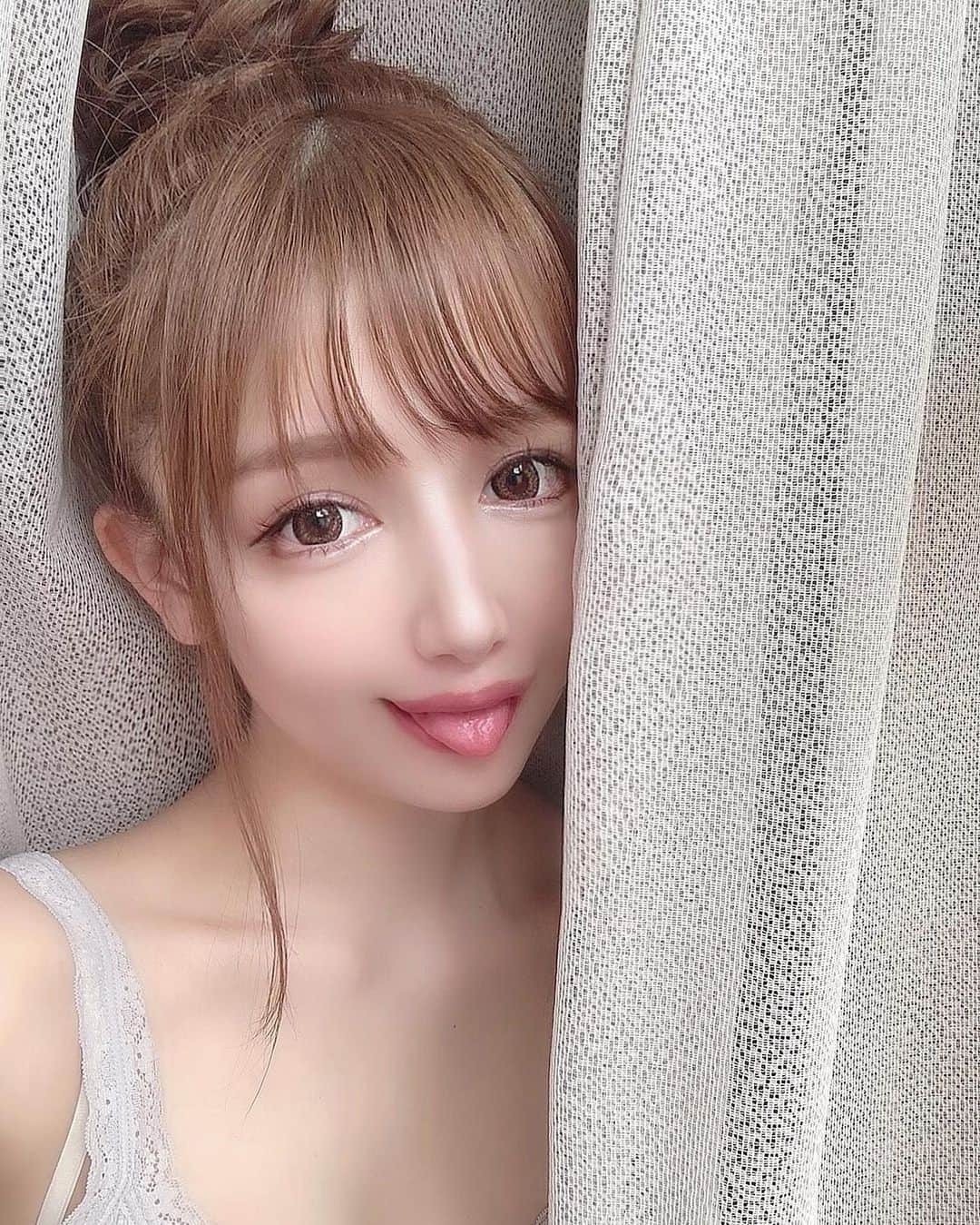 yuu__aaaのインスタグラム：「. 😛 . ポニテして三つ編み崩して巻きつけただけのお団子🍡 . ロングなのに不器用で巻くのもアレンジも苦手🤫 . . #ヘアアレンジ #アレンジ#hairarrange #お団子ヘア #お団子#お団子アレンジ #メイク#カラコン#アイライン#涙袋」