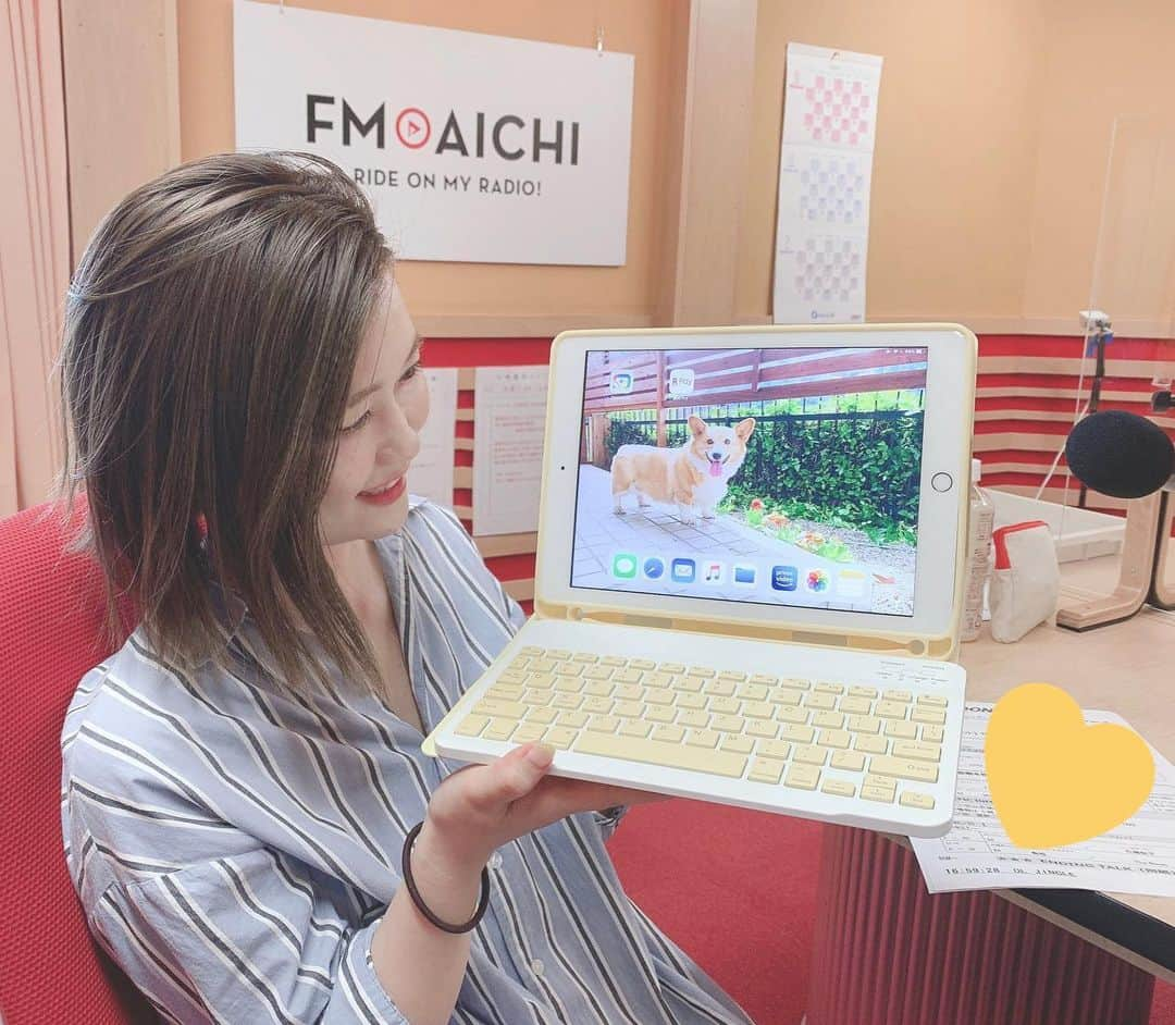 橋口侑佳のインスタグラム：「♪ iPadケースを大好きな#黄色 に#新調キーボードも黄色💛 使うたび、楽しくなる✨ . #GODIVA カップアイス#蜂蜜アーモンド🍯と#チョコレートソース  リッチな蜂蜜たっぷりアイス！ ハニー好きの人には食べて頂きたい🍯 #壁紙は#愛犬#えーす」