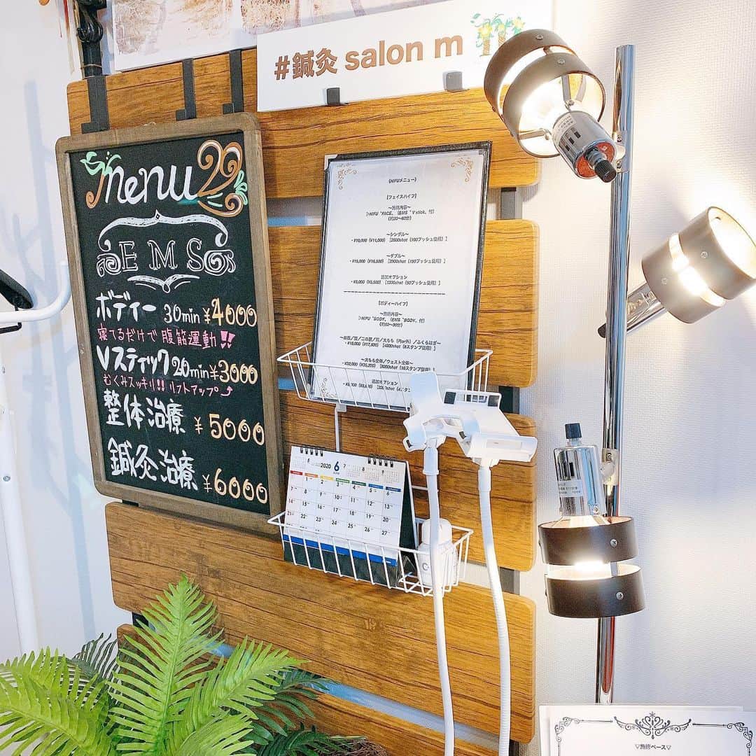 みき みーやんさんのインスタグラム写真 - (みき みーやんInstagram)「また @s_salon_m にハイフしにいってきた🤤 . 頬のむくみとフェイスラインのたるみに アプローチしてもらいました💕 . . 今回はEMSとハイフだけのコースにしたけど 次は小顔矯正もしてもらう予定💕 . いつもありがとうございます♡ また予約しますw . #美顔鍼#美容鍼#ハイフ#リフトアップ#炭酸ミスト#小顔マッサージ#心斎橋#大阪#半額#クーポン#保湿#ミディアムボブ#shinsaibashi#むくみ#美容垢#美容好き#平行眉#花柄ブラウス#花柄トップス#花柄#コーデ#コーディネート#デニムスカート」6月22日 21時14分 - mi_yan0101