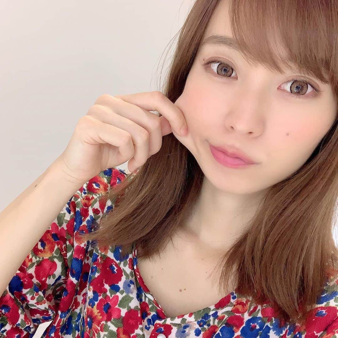 みき みーやんさんのインスタグラム写真 - (みき みーやんInstagram)「また @s_salon_m にハイフしにいってきた🤤 . 頬のむくみとフェイスラインのたるみに アプローチしてもらいました💕 . . 今回はEMSとハイフだけのコースにしたけど 次は小顔矯正もしてもらう予定💕 . いつもありがとうございます♡ また予約しますw . #美顔鍼#美容鍼#ハイフ#リフトアップ#炭酸ミスト#小顔マッサージ#心斎橋#大阪#半額#クーポン#保湿#ミディアムボブ#shinsaibashi#むくみ#美容垢#美容好き#平行眉#花柄ブラウス#花柄トップス#花柄#コーデ#コーディネート#デニムスカート」6月22日 21時14分 - mi_yan0101