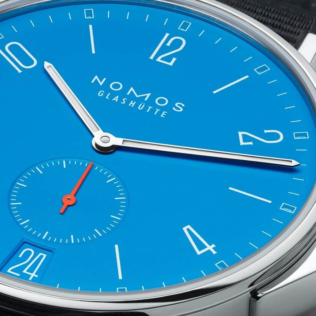 ノモスさんのインスタグラム写真 - (ノモスInstagram)「The bright blue hue of this watch's dial is unmistakable—but can you tell us which summer-ready NOMOS model it is?  #nomos #glashütte #macromonday #wristwatch #timepiece」6月22日 21時17分 - nomos_glashuette