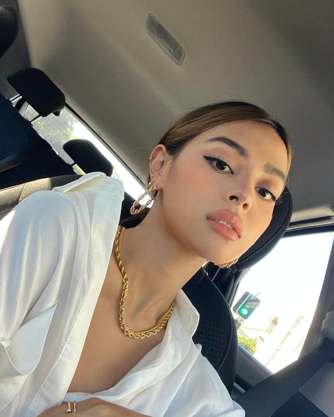 リリーマイマックのインスタグラム：「Hire me as your DJ for your next long drive. I’ll also sing for you 😂」
