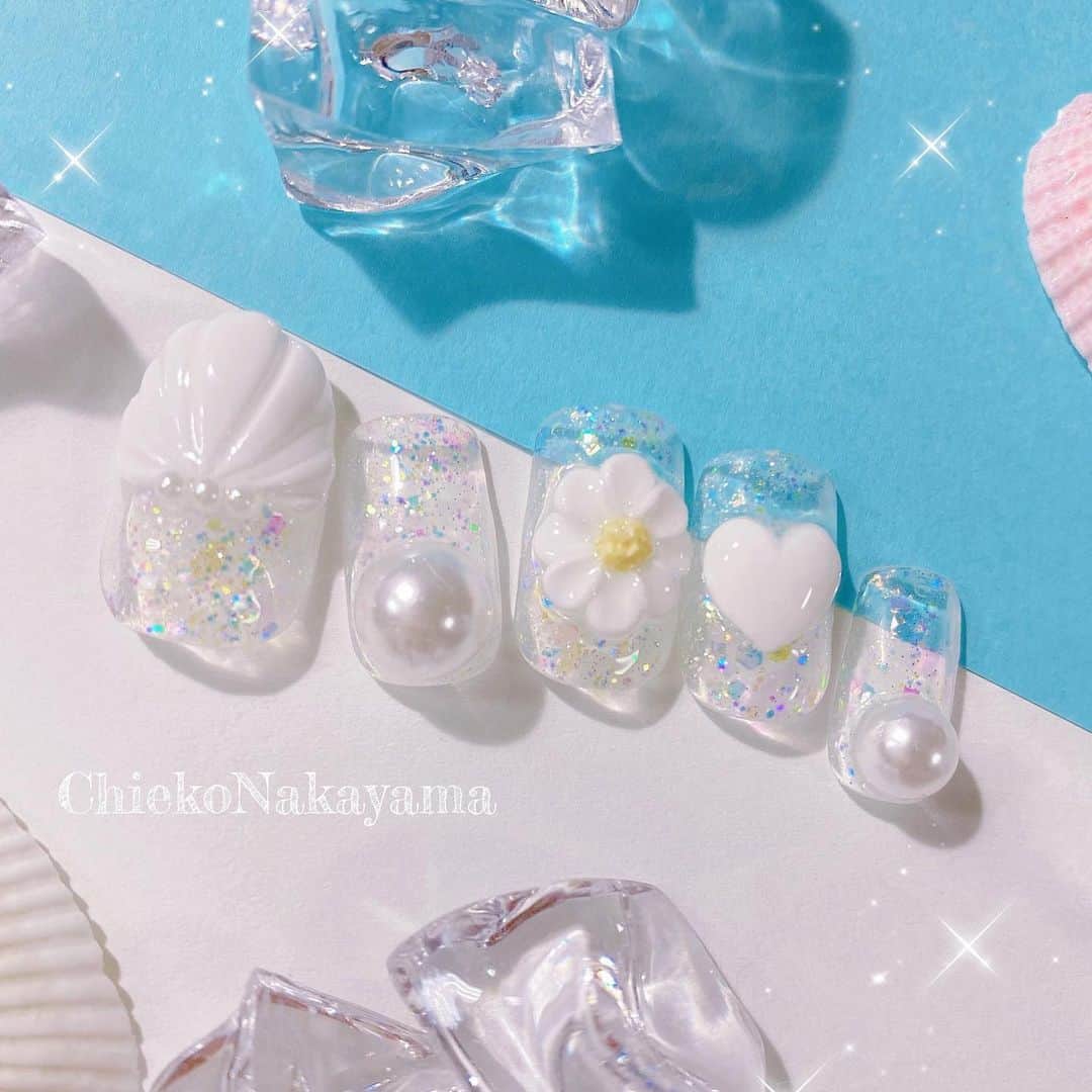なかやまちえこのインスタグラム：「Summer!⠀ クリアにオーロラが輝く冷んやりラメカラー⠀ PremDollミューズのオーロラ ドリーム（G438）（又はPremDoll虹の欠片 (B37)）⠀ そのまま使っても可愛い、クリアカラーと合わせたり、シアーカラー・マットカラーに重ねても可愛い優秀な子です☺️✨✨⠀ ⠀ @pregelofficial #nail #nails #nailart #ネイル #美甲 #ネイルアート  #japanesenailart #manucure #japanesenails #manicurist #gelnails #أظافر #네일아트 #미용 #vẽmóng #ngườiđẹp  #เพ้นท์เล็บ #искусствоногтя #artedeuñas #เพ้นท์เล็บเจล #ジェルネイルデザイン #ネイルデザイン #senikuku #nagelkunst #サマーネイル #summernails #夏ネイル  #クリアジェル #クリアネイル #clearnails」
