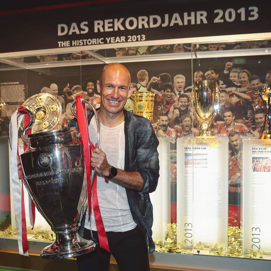 バイエルン・ミュンヘンさんのインスタグラム写真 - (バイエルン・ミュンヘンInstagram)「Old friends reunited! 🏆🔴⚪️ #MiaSanMia #FCBayern #MrWembley #Robben #championsleague #triple #football #trophy」6月22日 21時22分 - fcbayern