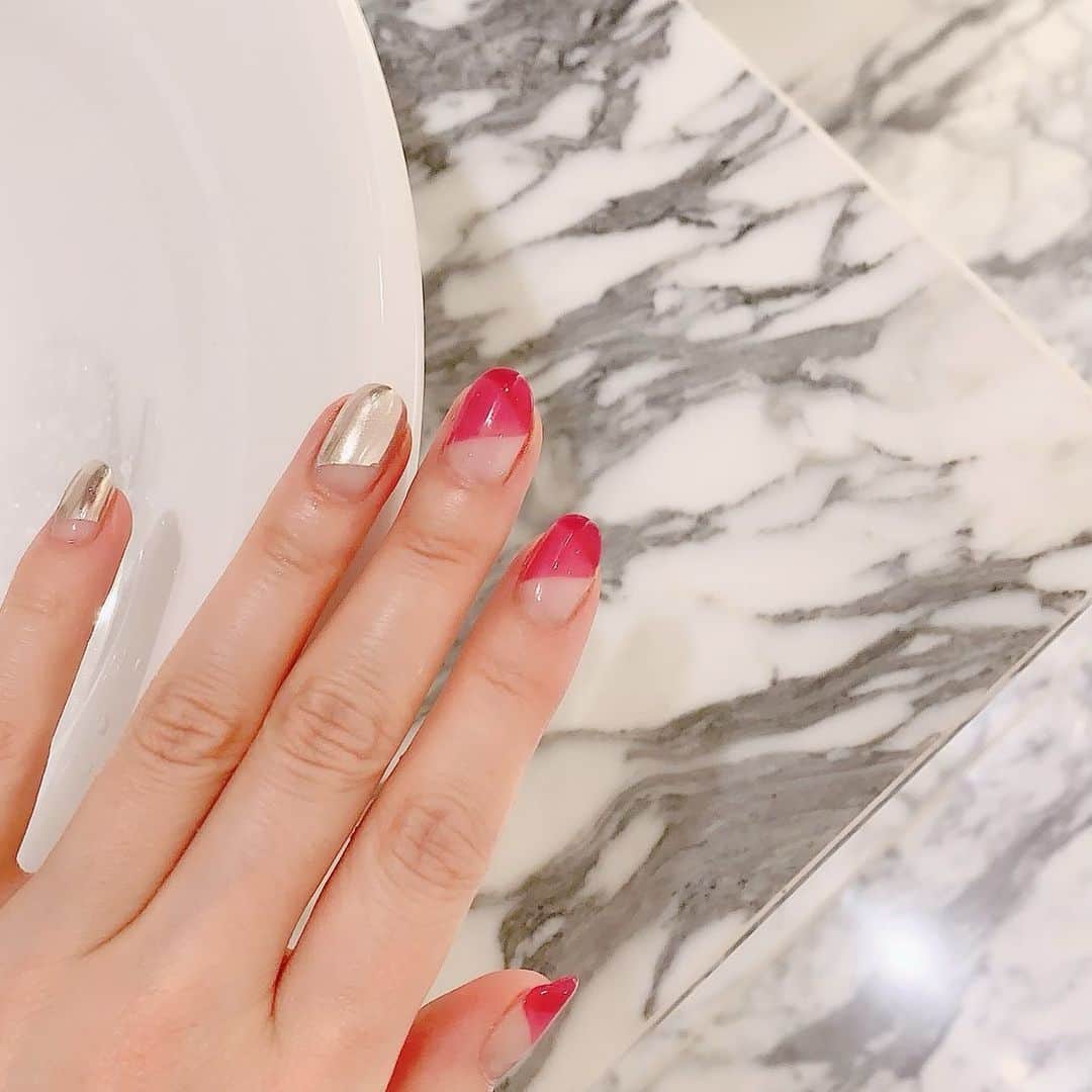三浦加納子のインスタグラム：「夏になるとクリアで未来感なデザインがしたくなる。 メタリックはずっと好き😍  Nails by @xmxonxax  #pinknails  #clearnails #silverchrome」