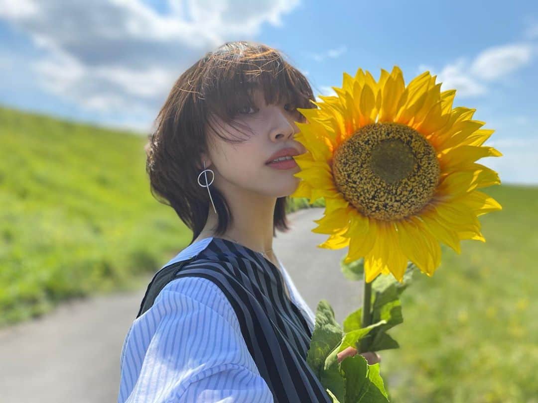 のインスタグラム：「🎙 本日6/22でシンガーとしての活動を再スタートしてから2年が経ちました。脱サラ、手術、様々な別れがあった日々は平坦な道のりでは決してなかったけど、3年目も私らしく、最高の音楽と愛を届けて参ります。 私についてきてください そして、夢への道のりを共に楽しんでいただければ幸いです。  尚、本日開催予定でしたワンマンライブは必ず実現させます 何卒。  2020.6.22  ワンピース:mm6」