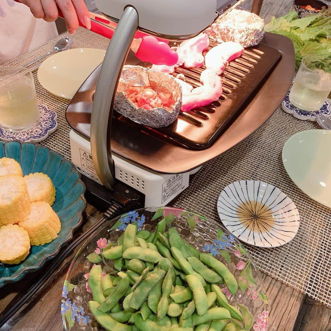 小椿希美のインスタグラム：「・ お休みの日の夜ご飯🥢 ＊サムギョプサル ＊とうもろこし ＊枝豆 ＊レタスとえごま ＊サバのお味噌汁 ・ 実家から自家製の野菜が たくさん届いたから 夜ごはんいかが〜？☺️と お誘いしてくれた大好きな友人。 友達に会えて 一緒にごはんを食べられることが すごく幸せでした☺️ しかも😳😳😳 長野大好きアピールが いつも過ぎる私を思って 長野と言えばこれよね？と サバの水煮缶のお味噌汁まで 作っていてくれました😢 おもてなしが半歩先を行っていて 感動してしまいます。 ・ ありがとう♡ @panna0313 ・ 私はいっさい作っておりません☺️ 食べる係。 ・ #おうちごはん#サムギョプサル #とうもろこし#枝豆 #サバの水煮缶味噌汁#長野の味 #水出し緑茶#バーベキューみたい #ごちそうさまでした #食べたあとちょっと筋トレも教わりました🐷 #ブツ撮りは初任地仕込み#動画のしずる感」