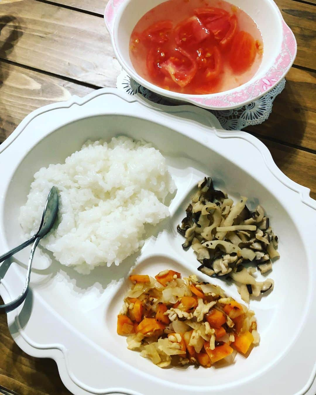 宮地謙典のインスタグラム：「クッキングゴリ 今回は1歳8ヶ月の娘の晩御飯。 ＊しいたけとレンコンの炒め物 ＊玉ねぎと人参をカボチャの粉末で炒めた物 ＊トマトスープ いつもは妻が作るんだけど 今日は昼で仕事が終わったのでゴリがチャレンジ！ 娘にはなるべく体にいい食材をと 基本、野菜は自然栽培(農薬使ってない野菜) 普通の人参が80円くらいだけど自然栽培は290円くらいする💦 そんなこともつゆ知らず 今日も音速で完食。 娘の食費の為にパパは仕事頑張るよ！ #クッキングゴリ #娘のごはん  #料理好きな人と繋がりたい」