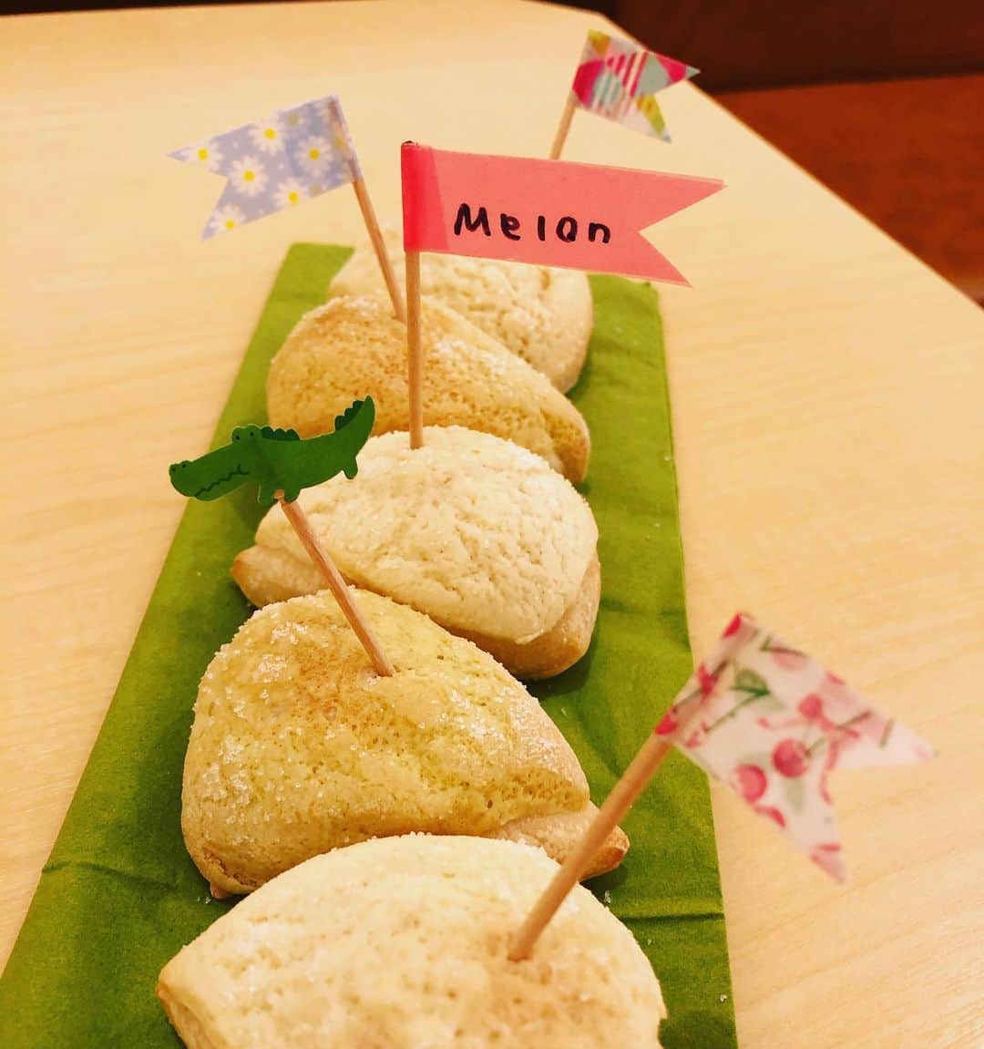 OMOCHA豊橋店さんのインスタグラム写真 - (OMOCHA豊橋店Instagram)「新登場👀✨ メロンパン🍈できました❗️ OMOCHA聖一色店ランチタイム限定サービスでご好評頂いておりますピザ生地で作った小さなパンシリーズにメロンパンが仲間入りしました😊🍕🍈 サクッと美味しいメロン風味のクッキー生地は焼き立てだから味わえる美味しさです❗️ #omochashizuoka  #オモピザ #メロンパン  #まるパン #子供にやさしいお店  #静岡ランチおすすめ」6月22日 21時27分 - omocha_shizuoka
