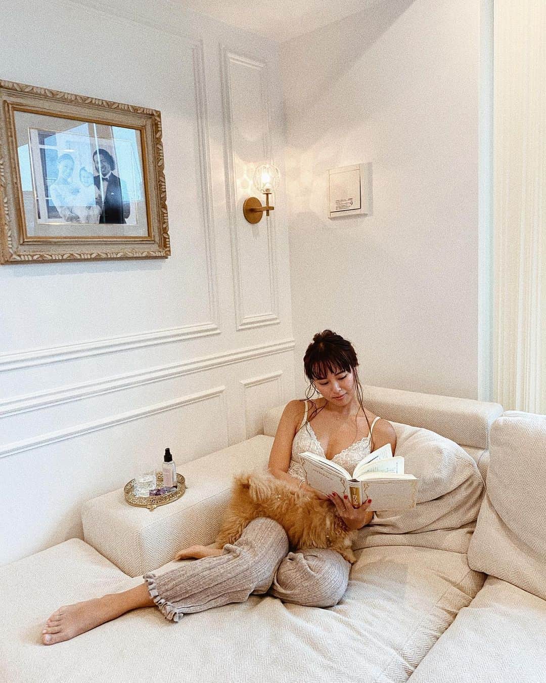 のインスタグラム：「優雅にソファで本を読む。 なんて ずっとやってないなー。  1日座ってボーッとしてることってほぼないけど全然嫌でも苦痛でもない。  けど、数週間いや実は結構前からかもしれないけど、笑 カラダが悲鳴を上げてきた〜 めまい。 あっそして、奥歯欠けたし、 手首の骨が痛いし、 肘の湿疹でてる。 骨モロモロ〜 先週からはインスタライブで喋る元気が落ちてきた😂  夜になると怒る気力もないくらいで 怒ることにもエネルギーっているなー 怒って無駄にエネルギーつかってるなーって 怒れるエネルギーがあるありかださも 痛感しながら、 こんなにも疲れるほど夢中になれるものがあって 支えてくれる彼がいて、 可愛いマグ美ちゃんとマグロがいて、 幸せすぎる余韻に浸って眠りについていた。 こんな幸せの感じ方もあるのか〜って 男性ってこんな感じなのかな〜 体感した。  仕事に夢中になると 食べることも忘れてしまう😂  昔は食べないとかありえないくらい 食に執着してたのに。  夢中になることがあることはいいけど、カラダは疲れが慢性化してきて、 今日の朝はイラーが爆発してた💥  周りに迷惑がかかる、体の不調は良くないから今日から 緩める〜 をタスクにいれる🙋‍♀️ キッチャリークレンズも始めたよ♡  3食、しっかり食べるぞ！ って思ったのに  予定外の予定が入りではなく、 忘れていただけ。笑  お昼食べれなくて、黒糖とチョコで乗り切ったぜ。 ↑ダイエッターにはおすすめだけど 今の私にはお勧めしない食事法。  夜はゴボウ茶に梅干しと黒糖入れてガブガブ飲んでる。  牛乳にたっぷりのギーと黒糖も入れて飲んだよ。  体のこと知ってくると カラダは回復することを知ってて 治し方も知ってるから まぁ大丈夫っしょ！って なっちゃってるね🥺  やりすぎやりすぎ！が ストレスになってる 言ってるけど 最大のストレスは コロナで余計に増えた お金の手続きだ。笑  それを言ってくる彼にだ。笑  誰も悪くない。笑  ストレスの原因が分かると 心が軽くなりますね〜  今回のキッチャリークレンズ中は 瞑想多めを心がけまする🙊🙉🙈 みんなに感謝が溢れます。 みんなありがとう。  とにかく物忘れが激しすぎことに スタッフのみんなごめんなさい🥺  #ホテルライク#ホテルライクインテリア#ホテルライクな暮らし#丁寧な暮らし #心地よい暮らし #心地よい空間 #心地よい時間 #フレンチシック#フレンチシックインテリア」
