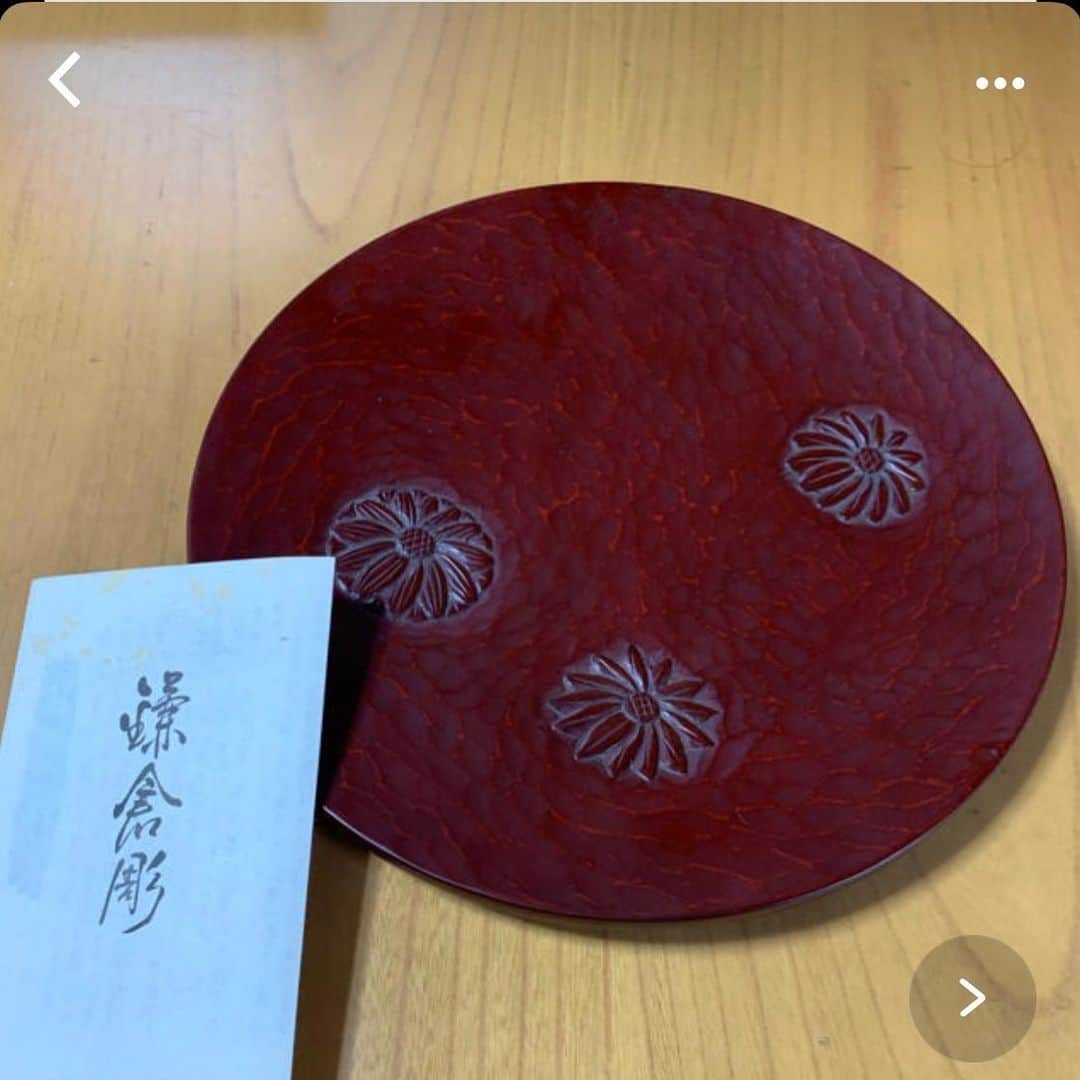 メルロコ一家の楽屋裏さんのインスタグラム写真 - (メルロコ一家の楽屋裏Instagram)「フリマアプリを泳いでいた。『鎌倉彫』と称するまがい物がいっぱいある中に本物発見！お値段なんと899円。これ、２万近くするよ。思わずポチリ。うちにおいで。大事にしてあげるから。#鎌倉彫#１尺皿#メルロコ一家の横須賀ストーリー」6月22日 21時33分 - merulocomocodon