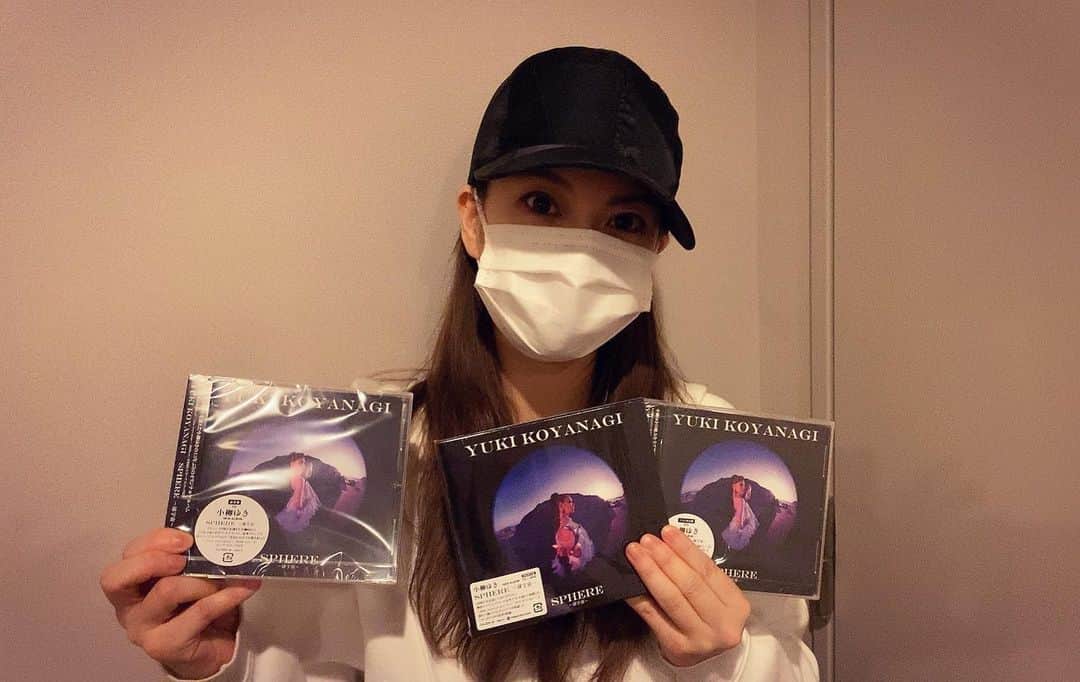 小柳ゆきのインスタグラム：「やったー！！！ とうとう出来上がりましたわーい  13年ぶりのオリジナルアルバムの盤！！！🥳 パッケージを開けて只今聴きながら書いております。 う〜、か、感慨深い… . . ああ早く聴いてもらいたいなぁ🪐 7/1リリース日よ早くこいこい🌏」