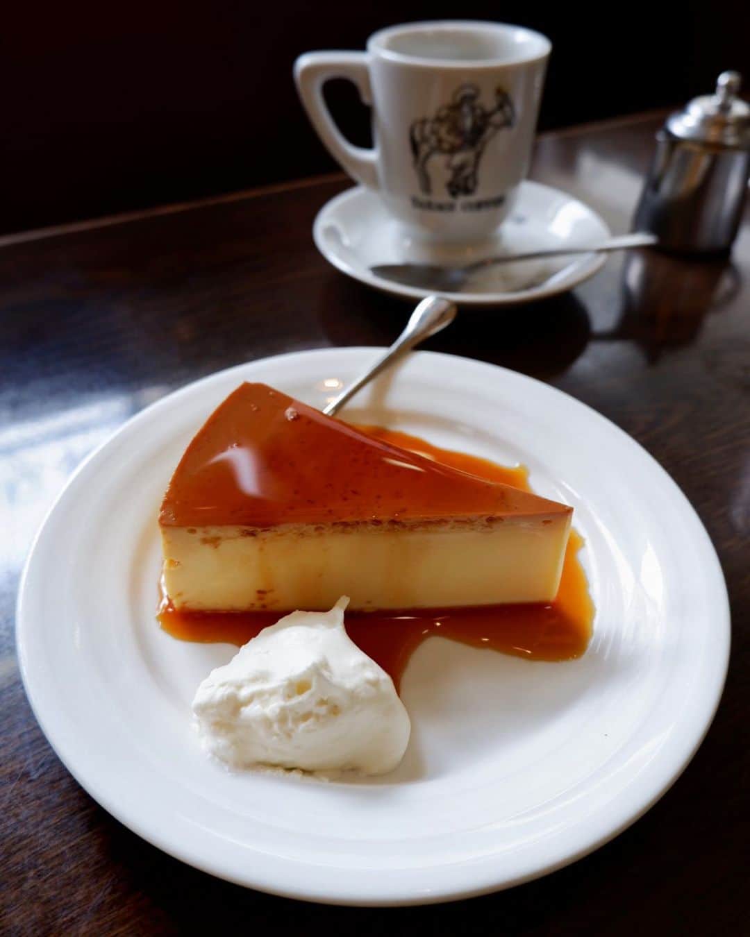 のインスタグラム：「前pic#高木珈琲店 の続き ・ 実は… モーニング＋プリンをオーダーしていたのであった‼︎👏 ダイエットチュウナノヲワスレテシマイマシタ🤪 ・ 見た目からして好みのプリン🍮 こういう甘すぎなくて固め食感のプリンが大好物😋 金沢の東出珈琲店のプリンとかも好きだな🍮 お店の入り口のショーケースには、大きなホールのプリンが3つも控えていたよ🍮🍮🍮 ・ モーニングもプリンも美味しかった😋 こんなお店が自宅近くにあってほしい〜✨ ・ ところで、この形のC&S☕️を見ると、京都って感じがするのは私だけだろうか？🧐 ・ #かおし旅  #かおし京都旅行 #カフェ巡り #カフェ好きな人と繋がりたい #かふぇすたぐらむ #プリン #プリン好き #pudding #喫茶店 #喫茶店好きな人と繋がりたい #喫茶店巡り #jalan_travel #タビジェニ #タビジョ #JTBで旅したい #otonatabi_japan #旅ジェニック #旅行好きな人と繋がりたい #旅グルメ #igersjp #travelphotography #travelgram #旅行好き女子 #retrip_gourmet #retrip_kyoto #retrip_cafe #retrip_nippon #京都カフェ #京都カフェ巡り」