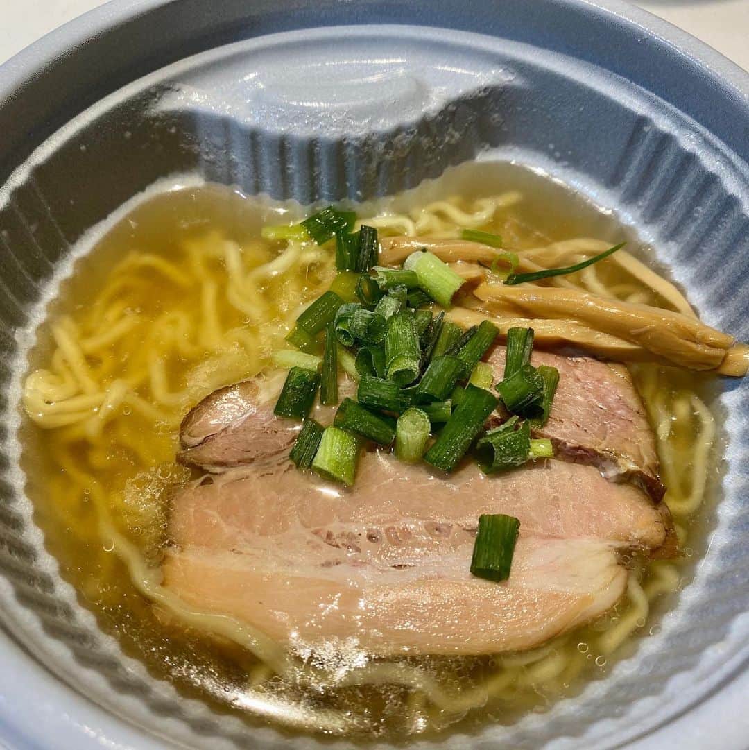 のインスタグラム：「もう外でラーメン食べで大丈夫かな？とは思うけど、美味しい楽しいカップラーメンのご紹介😳本場喜多方のラーメンが手軽に楽しめるよ👍 ㅤㅤㅤㅤㅤㅤㅤㅤㅤㅤㅤㅤㅤ  作り方がちょっと変わってて、お湯を入れて３分半、その後電子レンジであっためるの。喜多方って、超多加水麺だから一気に乾燥麺にお湯を染み込ませてぷるぷるの食感を作ってるんだと思う。 ㅤㅤㅤㅤㅤㅤㅤㅤㅤㅤㅤㅤㅤ ちょっと高いかな？と思うかもだけど普通に買ったら百円はしそうなしっかりとしたチャーシューも付いてるよ😍 #喜多方ラーメン　#河京　#レンジ#ラーメン #らーめん #拉麺 #라면#ramen#noodle  #つけ麺 #まぜそば #汁なし #麺 #麺活 #ラーメン巡り #ラーメンインスタグラマー #麺スタグラム #rameninstagramer  #travel #foodie」