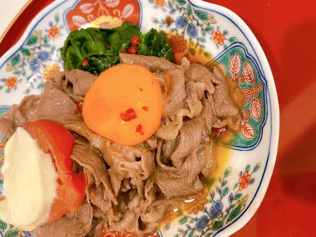 のインスタグラム：「すき焼きとトマト🍅の素敵な出会い。カプレーゼ編  #おうちご飯 #今夜のおかず #お料理 #好きな人と繋がりたい #すきやき #牛 #宮崎牛 #子育て中」