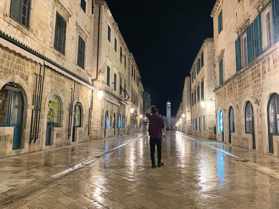 Yuya Oishiのインスタグラム：「🚶‍♂️🏰🌙🇭🇷﻿ ﻿ ﻿ ﻿ ﻿ ﻿ ﻿ ﻿ #croatia #dubrovnik  #travelling #beautiful #travel #trip #journey #travelgram #love #happy #art #street  #instagood #night #worldheritage #photooftheday  #photogenic #traveler #stradun #instatravel #travellover  #クロアチア  #ドゥブロヴニク  #海外 #海外旅行 #旅  #旅行  #海外生活 #世界遺産 #プラツァ通り」