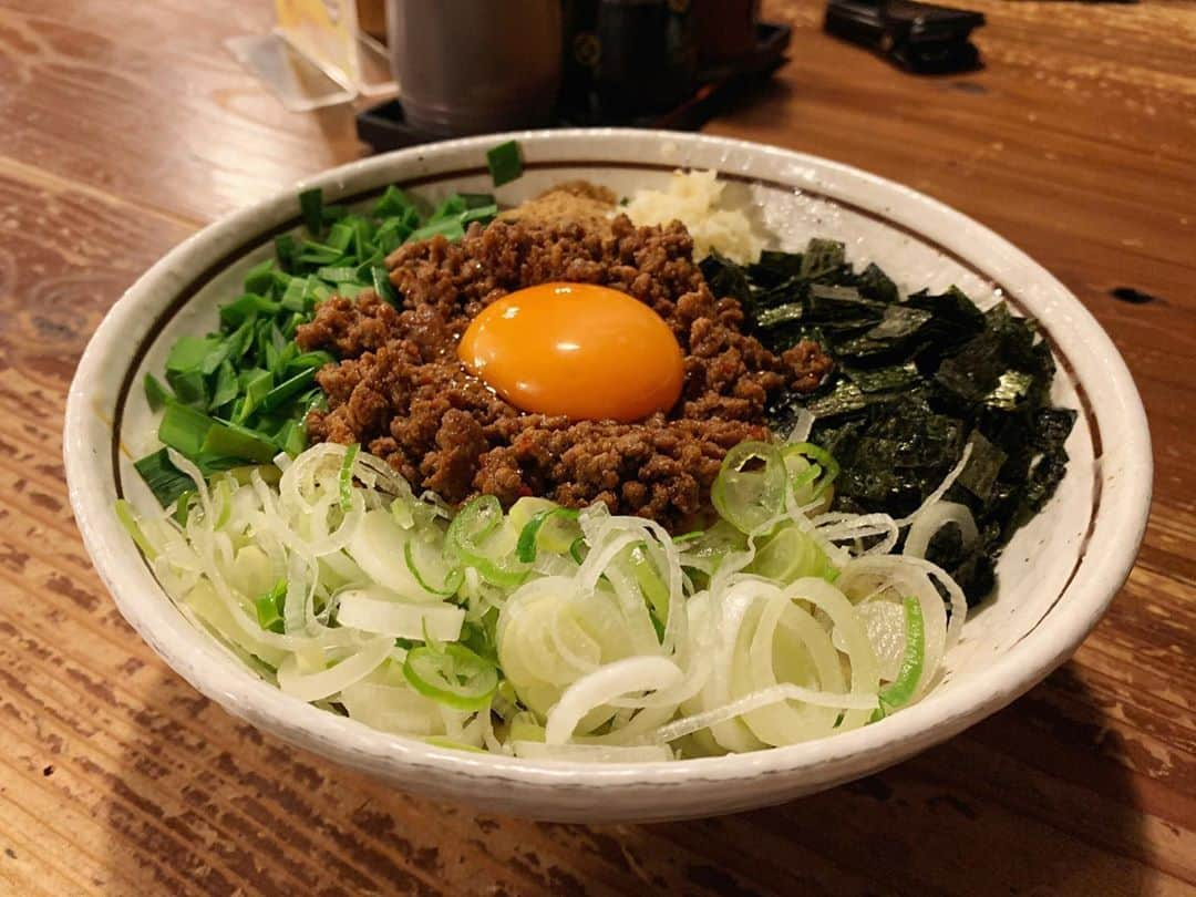 SUSURUさんのインスタグラム写真 - (SUSURUInstagram)「東京・練馬のラーメン酒場！ 玉子王子、ニカタツさんとご一緒させていただきました（3月撮影）。 ニカタツさんリスペクトでライスに角煮を乗せたちょんまげライスを注文し、台湾まぜそばをおかずに爆食🔥 押し寄せるライスの海に溺れそうになりながらもどうにか完食！ ちょんまげライス最高でした🍚 #susuru_tv #1606日目 #麺酒やまの #練馬 #東京 #まぜそば052 #ちょんまげライス #超うまい  #ラーメン #らーめん #ramen #ラーメン部 #ramennoodles #毎日ラーメン生活 #麺スタグラム #japaneseramen #japanramen #foodstagram #foodie #noodles #instanoodle #instaramen #instafood #susururecommended #台湾まぜそば #東京ラーメン #ニカタツBLOG」6月22日 21時43分 - susuru_tv