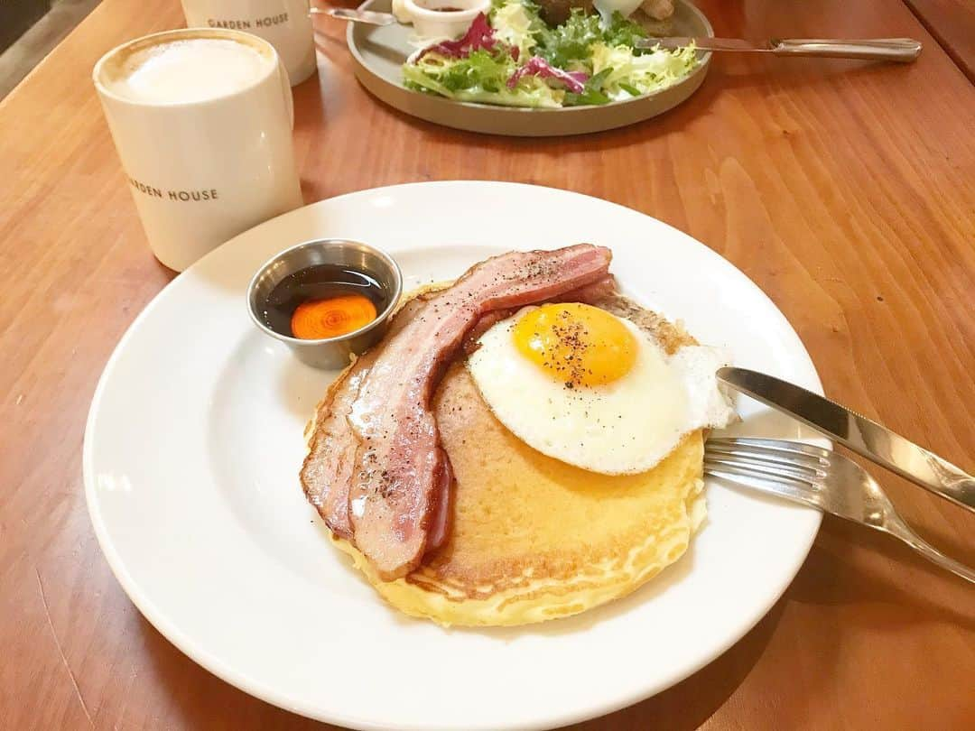 ちはるさんのインスタグラム写真 - (ちはるInstagram)「﻿ 私が頼んだモーニングメニュー🥞🥓🍳☕️﻿ ﻿ 久々に美味しいパンケーキ食べた！﻿ ☕️は絶対カフェラテ派」6月22日 21時45分 - 21__chr