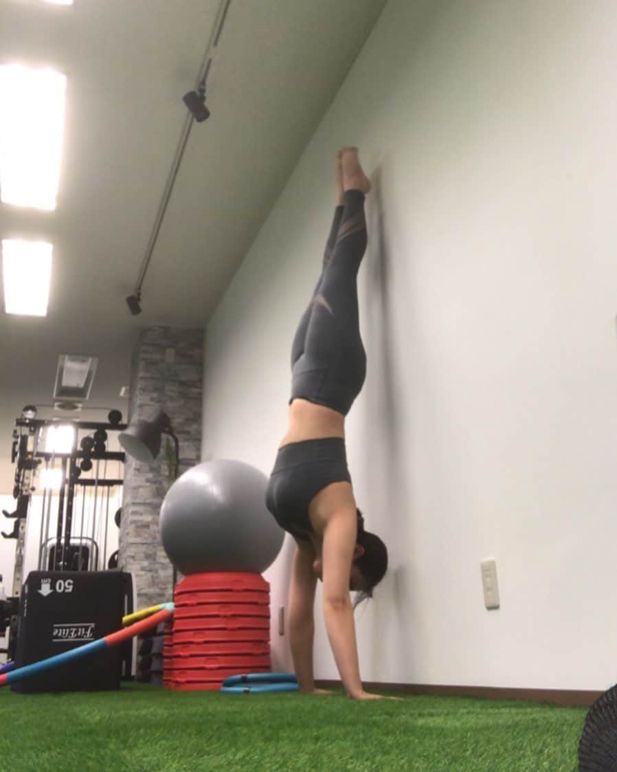 のインスタグラム：「倒立頑張る！  #ストレッチ #柔軟 #体幹 #ダイエット #バランス #リラックス #yoga #自分磨き #痩せたい #継続は力なり #見た目重視 #綺麗になりたい #トレーニング #bodymake #selfie #happy #instagood #style #follow #girl #ladies #love」