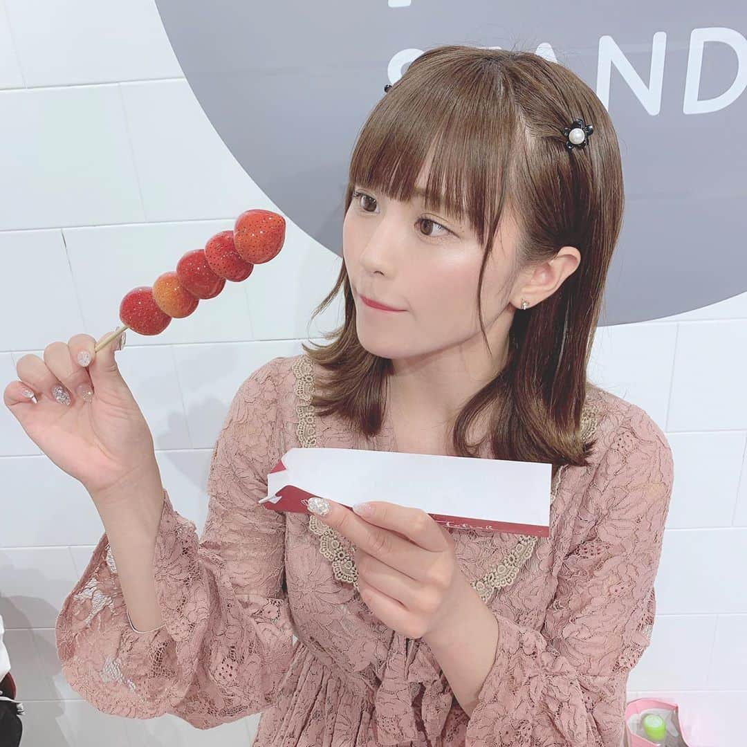 葉月沙耶さんのインスタグラム写真 - (葉月沙耶Instagram)「《いちご飴🍓 Strawberry Fetish》  おうち時間でいちご飴作ったけどこんな上手に作れなかったなぁ´•ᴥ•`‪‪❤︎‬ やっぱりお店のいちご飴はおいしい……⸜(*´꒳​`*)⸝‍ 私が食べたのは  ロングいちご飴（600円）  いちごが5こついているやつ‪‪❤︎‬ 早めに食べないと溶けるから写真撮る時はダッシュで撮らなきゃって感じだった( ⸝⸝•ᴗ•⸝⸝ )  住所：東京都渋谷区道玄坂2-29-1　SHIBUYA109渋谷B2F 営業時間：10:00〜22:00（年中無休）  いちご飴 @strawberry_fetish_  ワンピース @evelyn.official  #いちご飴 #いちご飴専門店 #いちご飴🍓 #いちご #いちごスイーツ #いちご好き #ストロベリーフェチ #strawberrycandy #딸기사탕 #ขนมสตรอเบอร์รี่ #Docedemorango #petstagram #petrel_jp #monun_cute #evelyn #エブリン #量産型コーデ #ヘアクリップ #ヘアクリップアレンジ #ワンピースコーデ #ピンクコーデ #ハーフツインテール」6月22日 22時00分 - sayapon_310