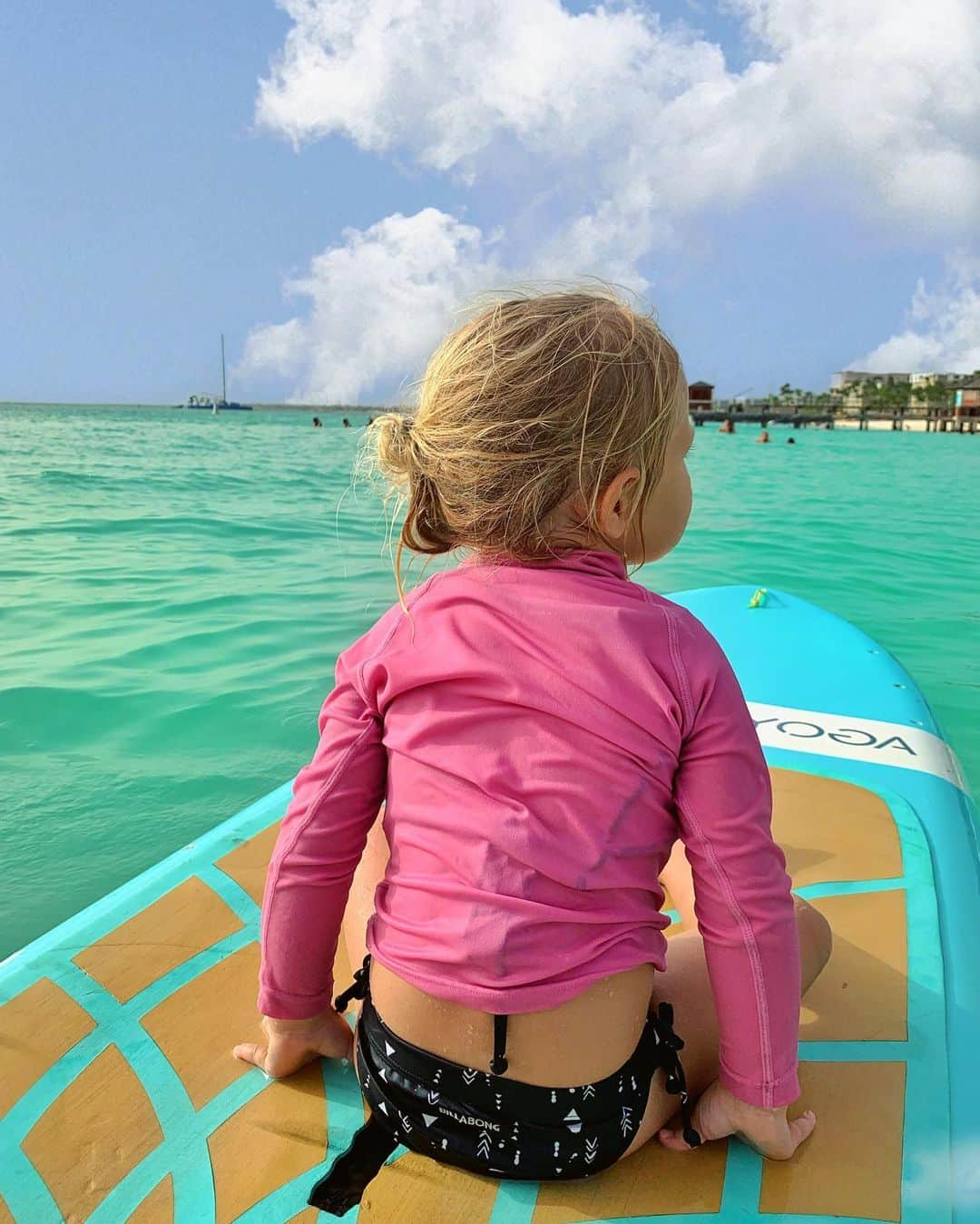 レイチェル・ブレイセンさんのインスタグラム写真 - (レイチェル・ブレイセンInstagram)「Every single random person we passed by on the paddleboard yesterday: *quietly minds their own business*⁣ ⁣ Lea Luna: HELLO HOW ARE YOU WE ARE PADDLING LOOK AT ME IM BALANCING THATS MY MOMMY AND THERE IS MY DADDY WE SAW A STARFISH ARE YOU SWIMMING DID YOU SEE ANY TURTLES IM SURFING LOOK A PELICAN THATS A FUNNY CLOUD SOME WAVES ARE COMING THERE IS A DOG OVER THERE OKAY BYE!!!!!! ⁣ ⁣ ⁣ 😂♓️🐠🐙🐢🐚 ⁣ #3 #bestage #theconfidence !!!」6月22日 22時00分 - yoga_girl