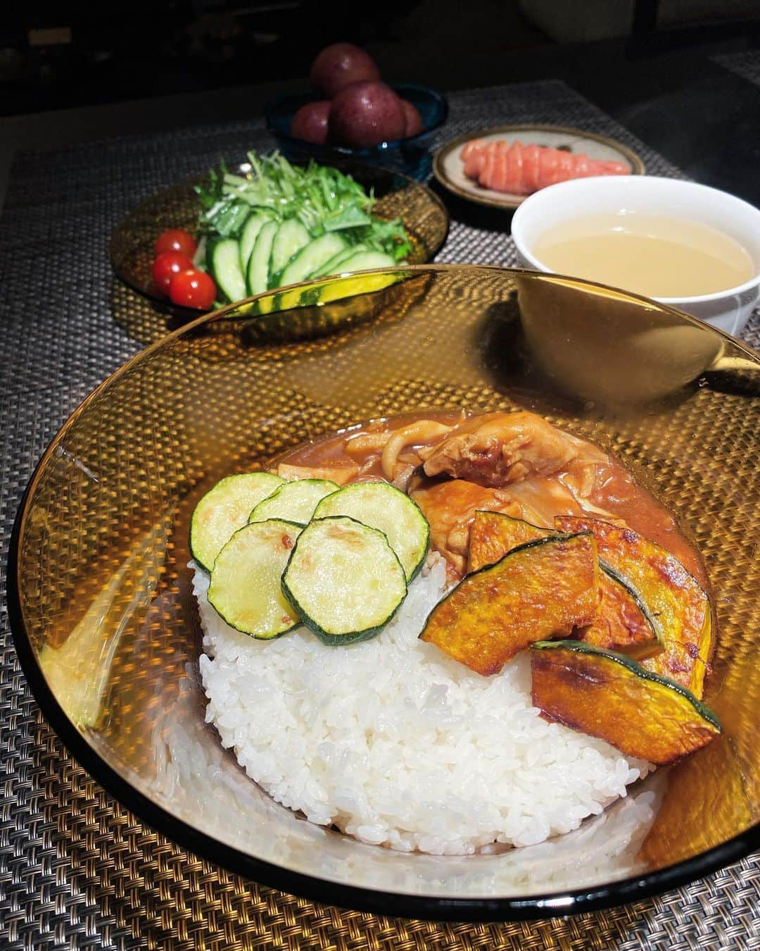 中倉隆道さんのインスタグラム写真 - (中倉隆道Instagram)「. 今夜のマンデーカレーは 『夏野菜チキンカレー』🍛 . 鶏肉をニンニクと生姜でしっかり焼き目付けて肉の旨味を閉じ込め！😆👍 新玉ねぎ、しめじを炒めて鶏肉と合わせトマト缶を入れて煮込んでスパイスで味付けたら完成♬ 焼いたズッキーニとカボチャをトッピング！ . 野菜の甘みとスパイス感が超ウマウマ♬😋💕 チキンもジューシー✨ . 今夜も恵みに感謝🙏 おいしゅーございました☺️ . #マンデーカレー #月曜カレー #カレー #カレーライス #ベジめし #夜ご飯 #オウチゴハン #男ノ料理 #dinner #vegetables #時短レシピ #ダイエット #diet #ダイエットメニュー #オトコノキッチン #料理愛好家 #フリーアナウンサー #柿ピー研究家 #中倉隆道 #チキンカレー #夏野菜チキンカレー」6月22日 21時52分 - ryudo.tokyo