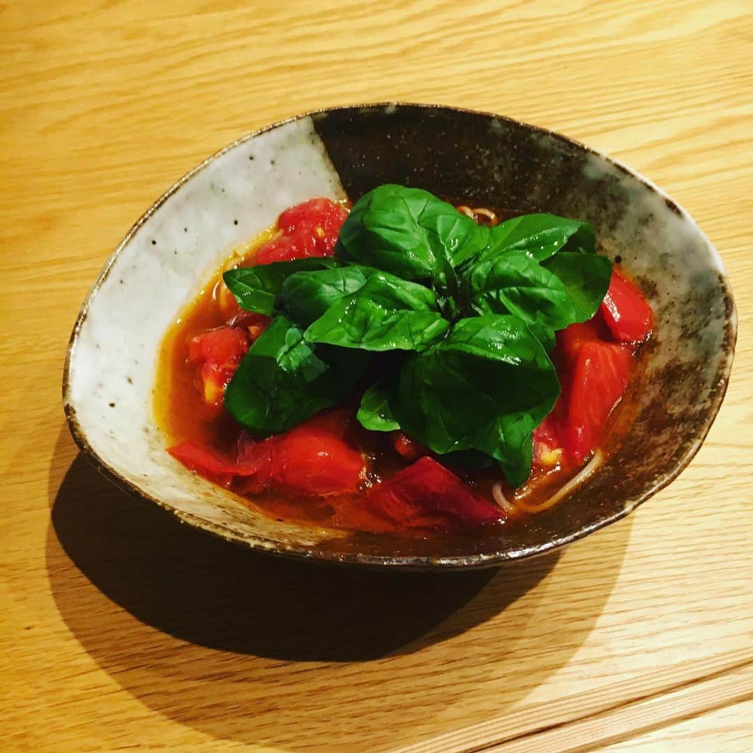 SHANTIのインスタグラム：「Tomato Udon in original hand crafted bowl. #shantipottery  Basil from the garden. It’s really simple to cook and delicious !」