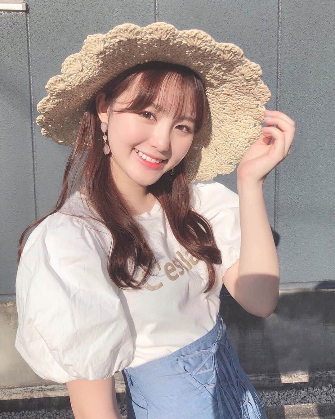 伊藤小春のインスタグラム：「・﻿ もうストローハット被っちゃったっ🌻﻿ ﻿ 最近雨ばっかりだから、晴れた日は余計に夏っぽくしたくなっちゃうんです﻿ ﻿ ﻿ 今年は厳しそうだけど海でも行きたいな〜〜﻿ どうせ足をちゃぷちゃぷするだけなんですけどね… ﻿ 完全なインドア派です…笑﻿ ﻿ #liquem﻿ #ストローハット　#麦わら帽子﻿」