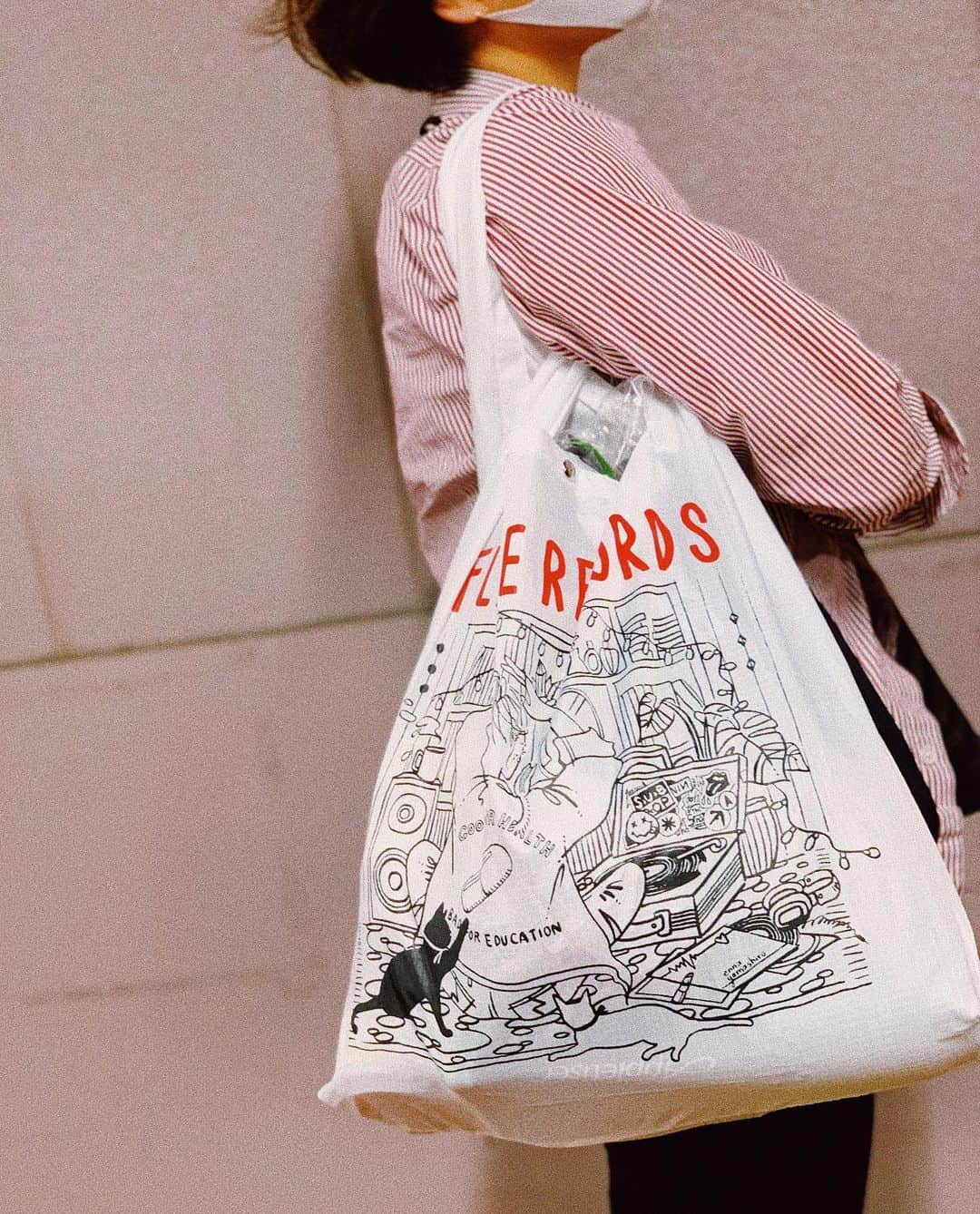 中村優さんのインスタグラム写真 - (中村優Instagram)「@dawa_flake #flakerecords のマルシェバッグ🛍 レジ袋有料になる前は、レジ袋をゴミ袋にしたり何かと再利用していたから、エコバッグ的なものはたまにしか使ってなかったけど、今はこのマルシェバッグが大活躍😚めっちゃいっぱい入るし可愛い🌿✨」6月22日 22時01分 - nkmr_yu