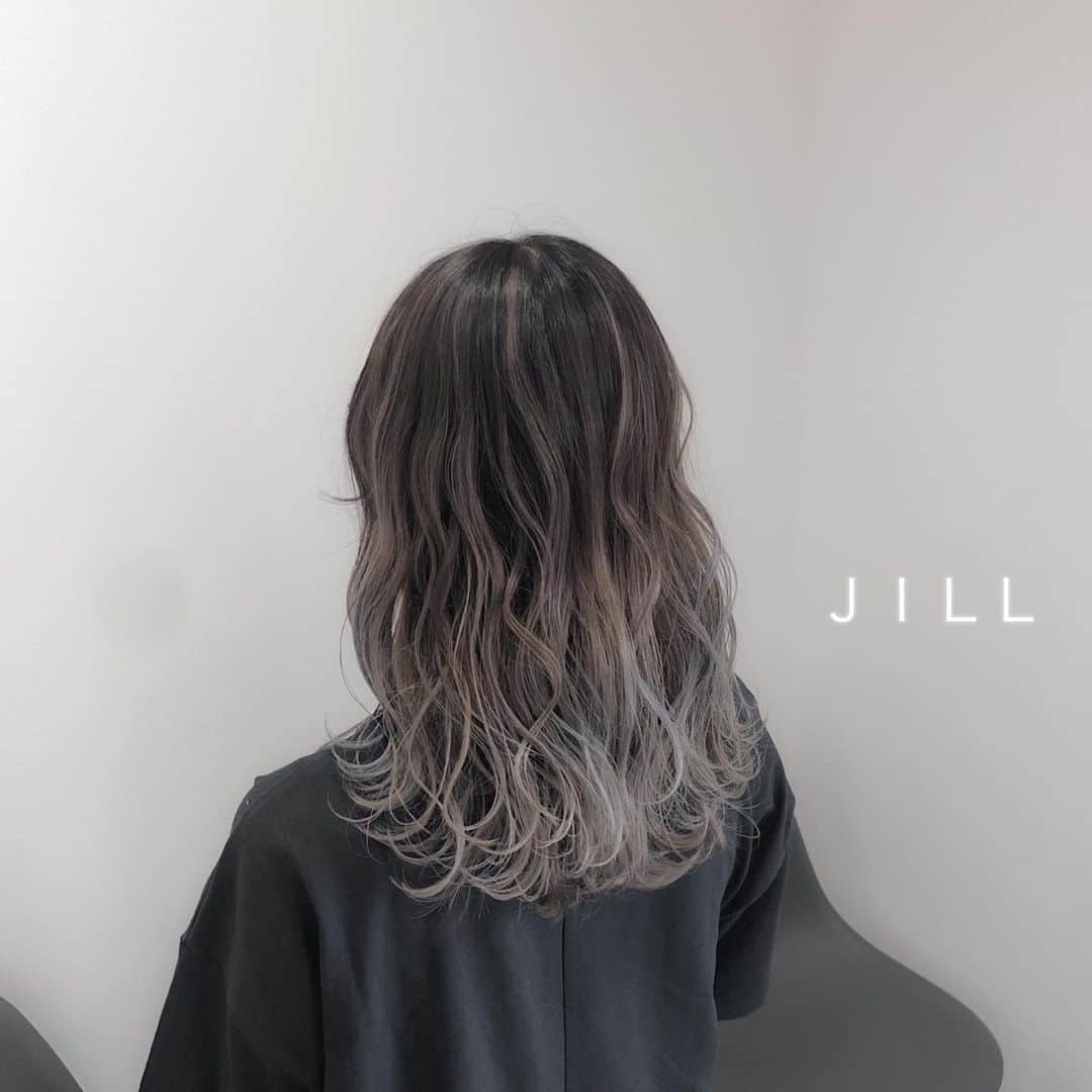 ハナフサユウスケのインスタグラム：「ホワイトグレー♪ ＊ ＊ #hairarrange#アレンジ#ヘアアレンジ#ヘアセット#美容室#美容師#姫路#岡山#赤穂#赤穂市#簡単アレンジ#ヘアアレンジ動画#セルフアレンジ#インナーカラー#バレイヤージュ#サロンモデル#サロモ#撮影#ハイライト#グラデーション#外国人風カラー#グレージュ#シルバーアッシュ#グレーアッシュ#ブリーチ#ムラシャン#ハイトーン#美容学生」